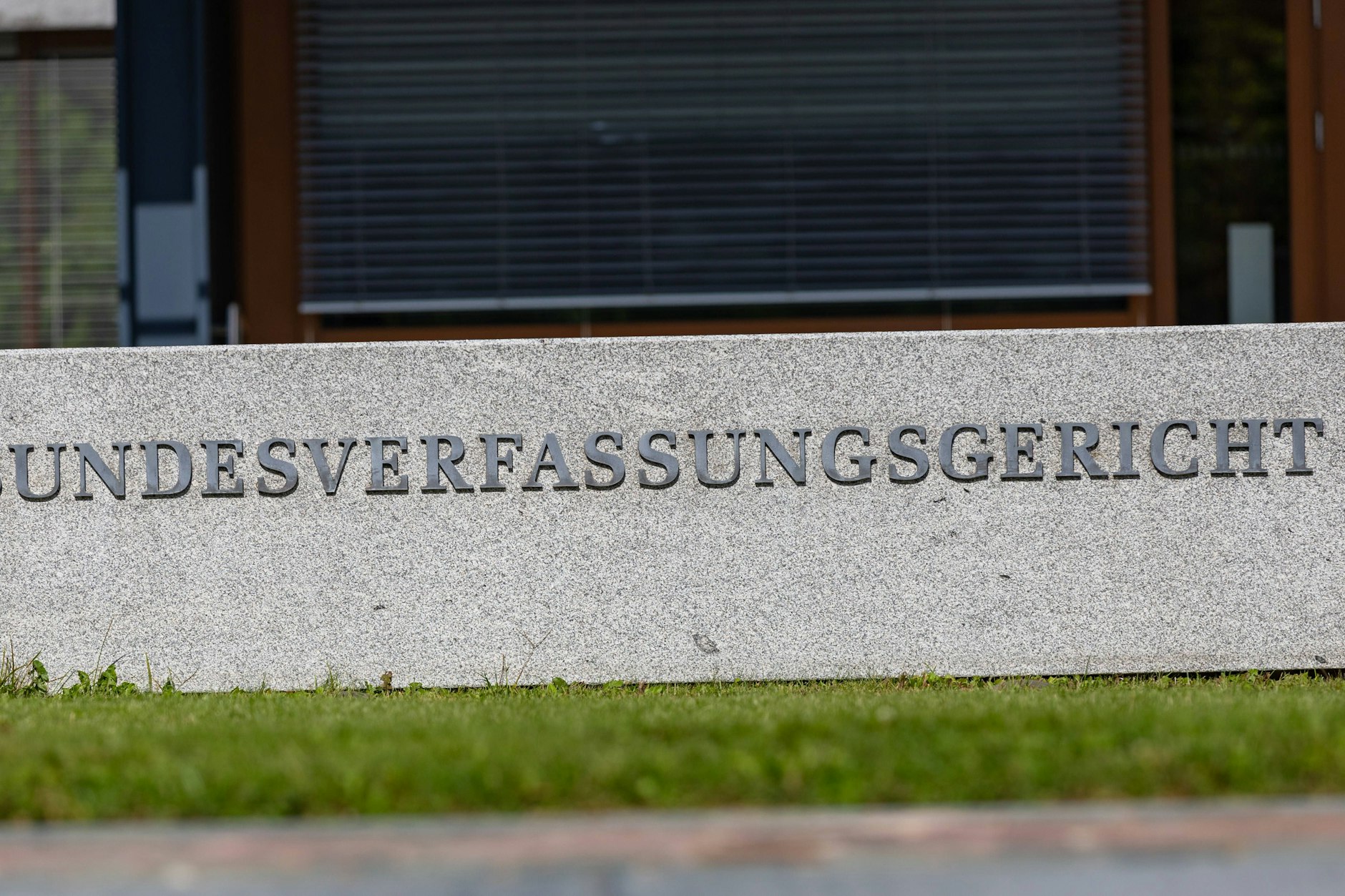 Der Zweite Senat des Bundesverfassungsgerichts hat in Karlsruhe entschieden, dass Beamte in Berlin jahrelang zu schlecht bezahlt wurden.