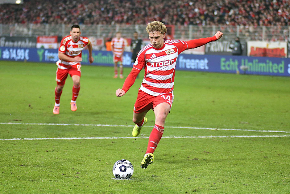 Leopold Querfeld trifft als erster Spieler gleich zweimal per Elfmeter gegen Manuel Neuer
