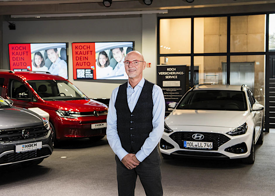 Autohändler Thomas Koch glaubt, dass sich die Deutschen ihre Elektroautos von selbst kaufen, wenn Angebot und Infrastruktur überzeugen. Es sei jedoch falsch, wenn die Politik den Kurs vorgibt und dadurch „drastisch in unser Leben eingreift“.