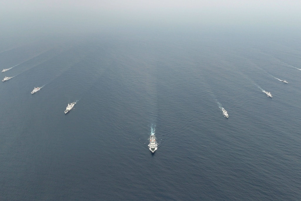 China demonstriert maritime Stärke mit massivem Flottenaufgebot