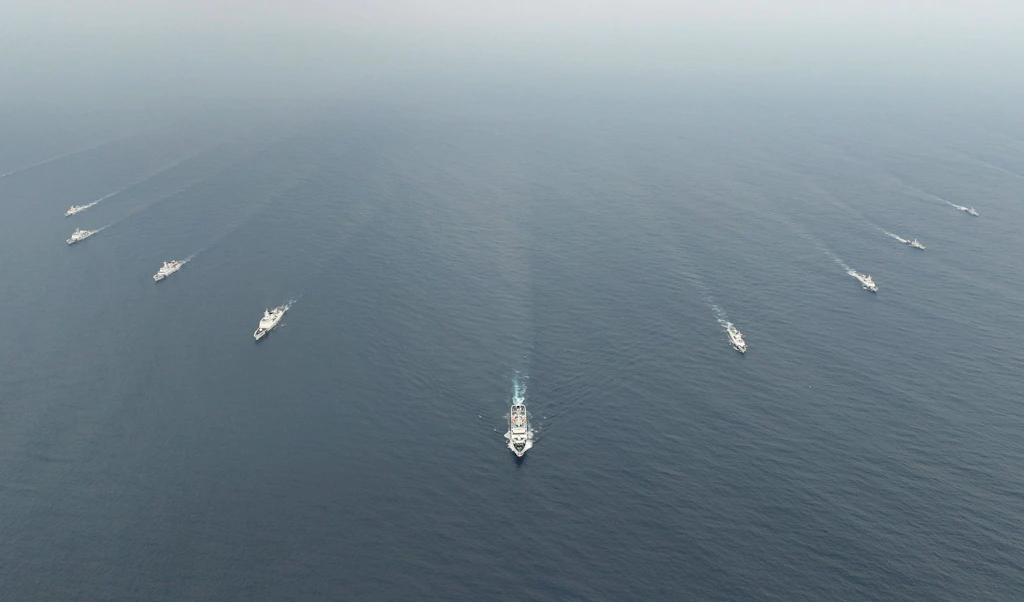 China demonstriert maritime Stärke mit massivem Flottenaufgebot