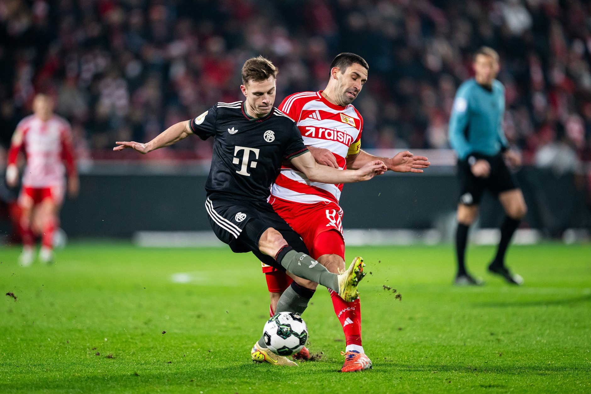 Rani Khedira (r. im Duell mit Joshua Kimmich) musste sich mit dem 1. FC Union Berlin gegen den FC Bayern München sportlich geschlagen geben, kritisierte aber nach dem Abpfiff das Zeitspiel der Gäste.