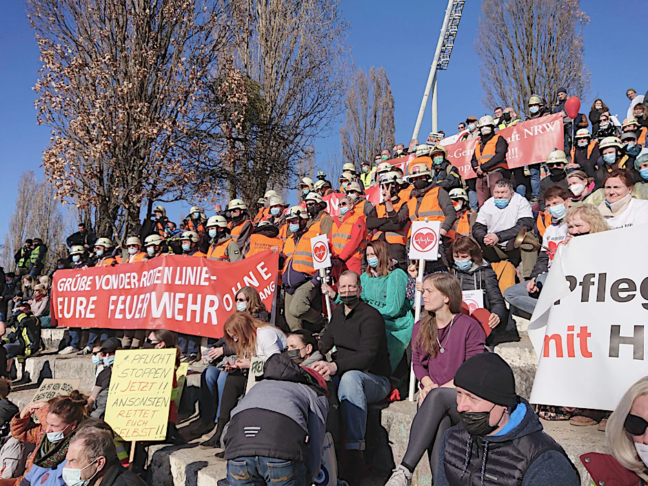 Feuerwehrleute aus Berlin, NRW, Sachsen und Mecklenburg-Vorpommern protestieren im Mauerpark zusammen mit Pflegekräften gegen die einrichtungsbezogene Impfpflicht.