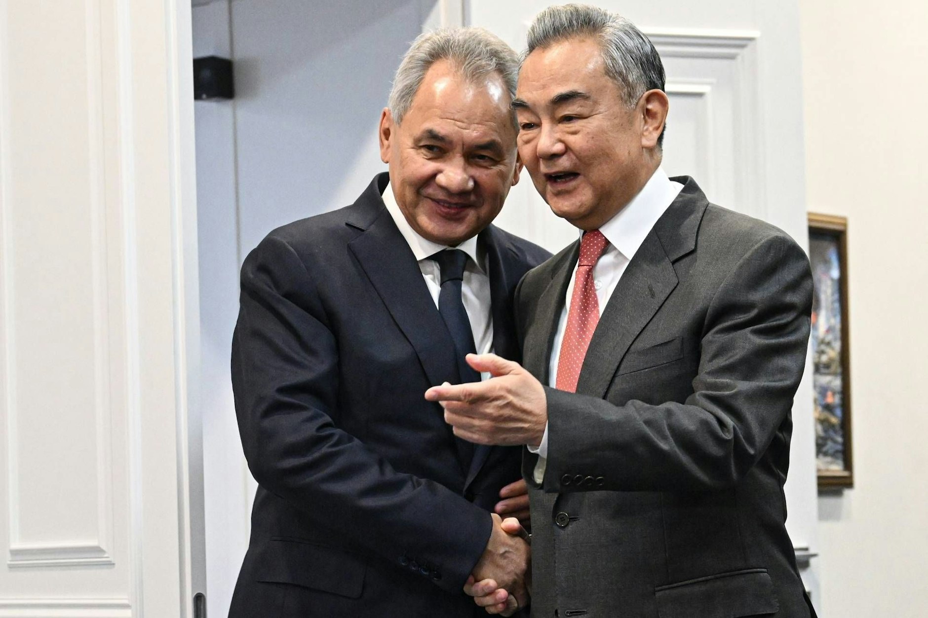 Moskau, 2. Dezember 2025: Russlands Sicherheitsratssekretär Sergej Schoigu (li.) trifft Chinas Außenminister Wang Yi zu Gesprächen über militärische und sicherheitspolitische Zusammenarbeit.