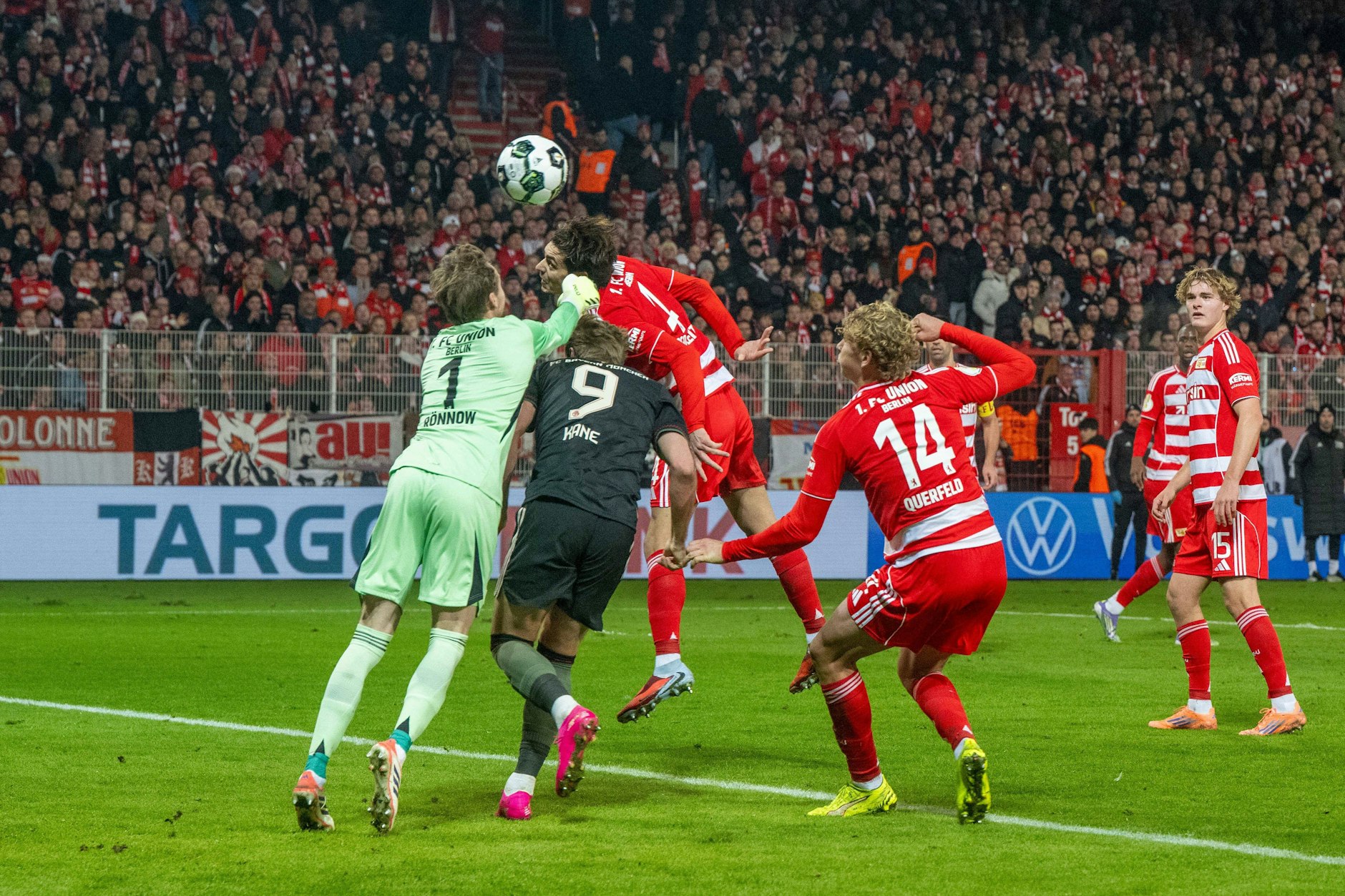 Dieser Versuch ging nach hinten los! Diogo Leite (Nummer 4) fabriziert per Kopf ein Eigentor. Das zwischenzeitliche 1:3.