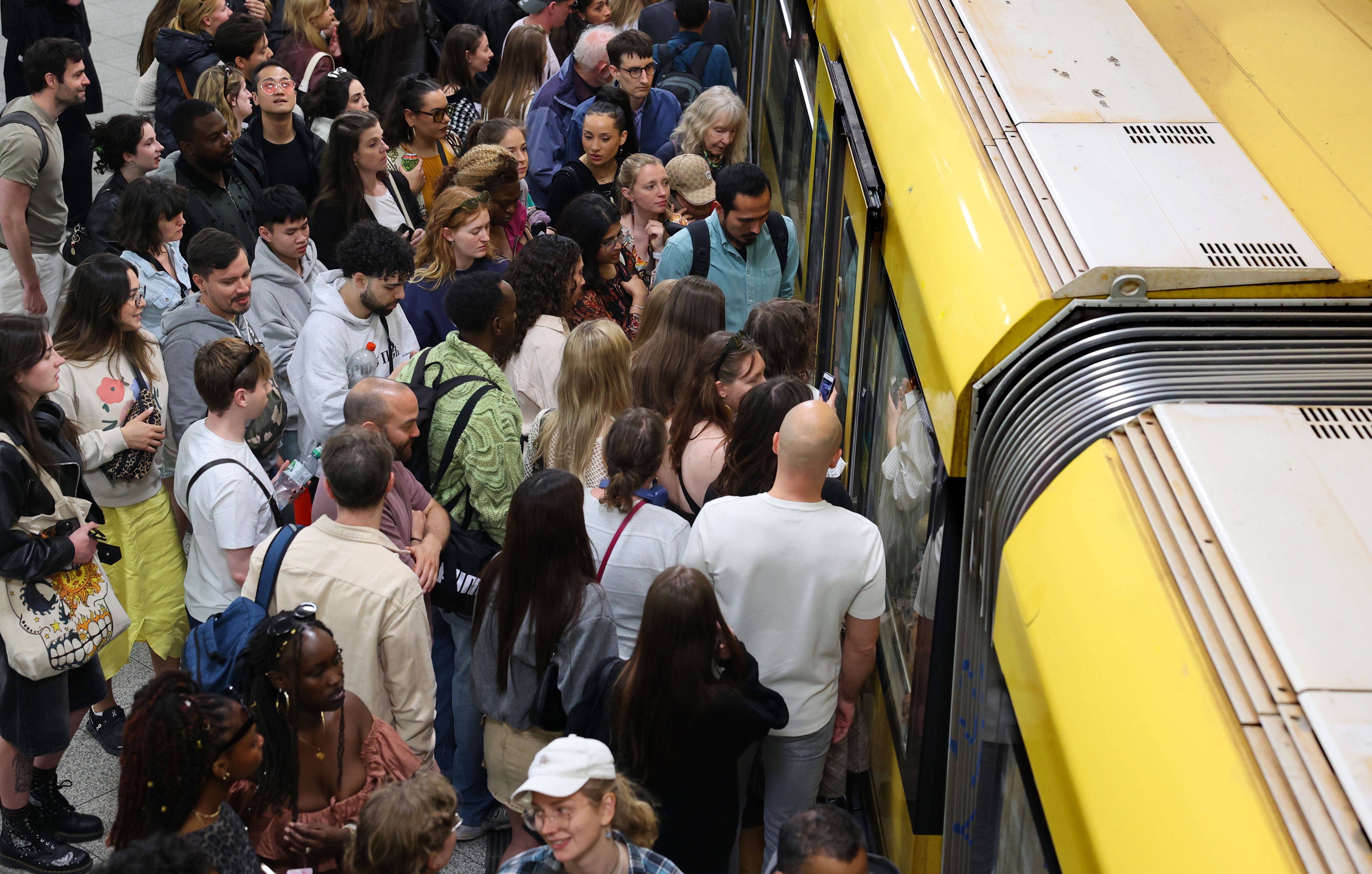 BVG fleht höflich, Fahrgäste leiden: Wie laut darf es im Berliner Untergrund sein?