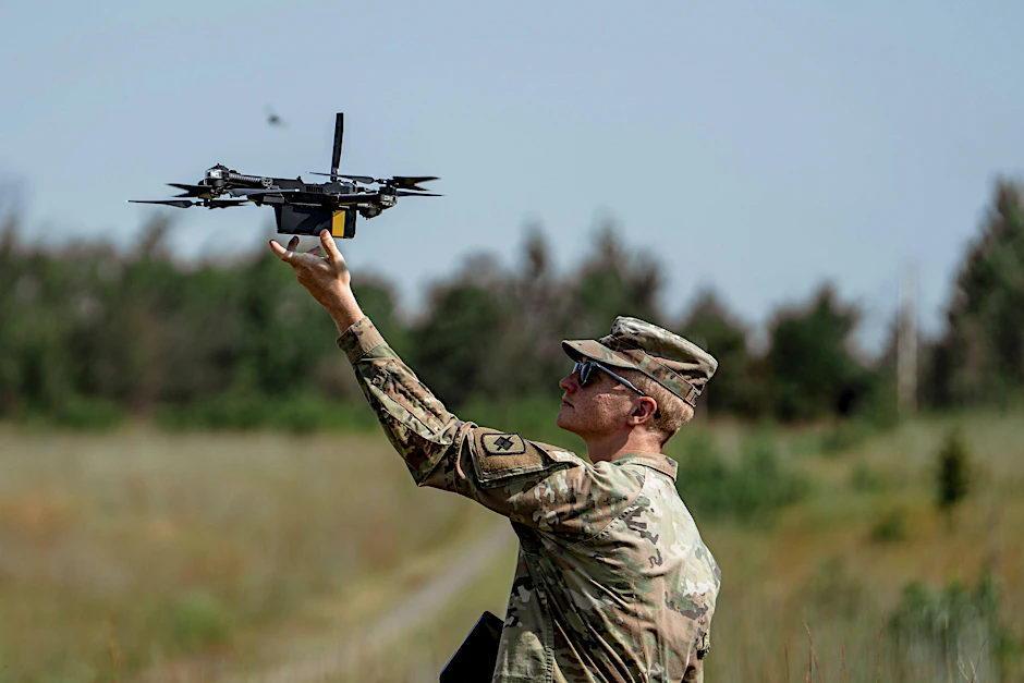 Soldat der US-Nationalgarde mit einer Skydio-X2D-Drone.