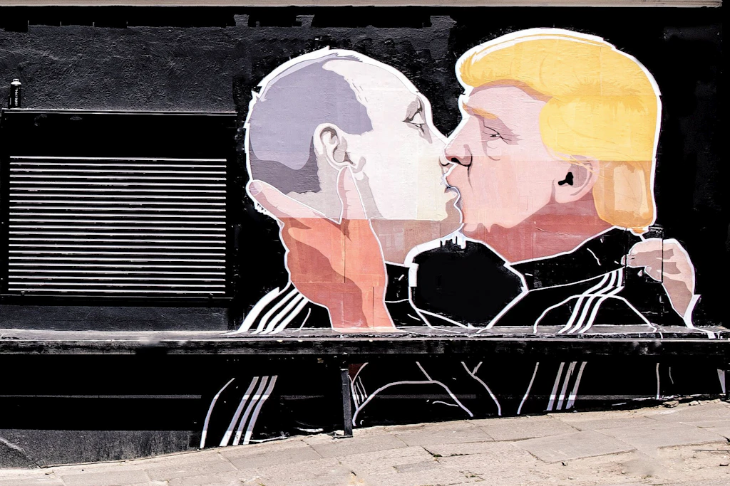 An der Wand eines Restaurants in Vilnius, Litauen, ist ein Gemälde zu sehen, das Wladimir Putin und Donald Trump bei einem Kuss zeigt.