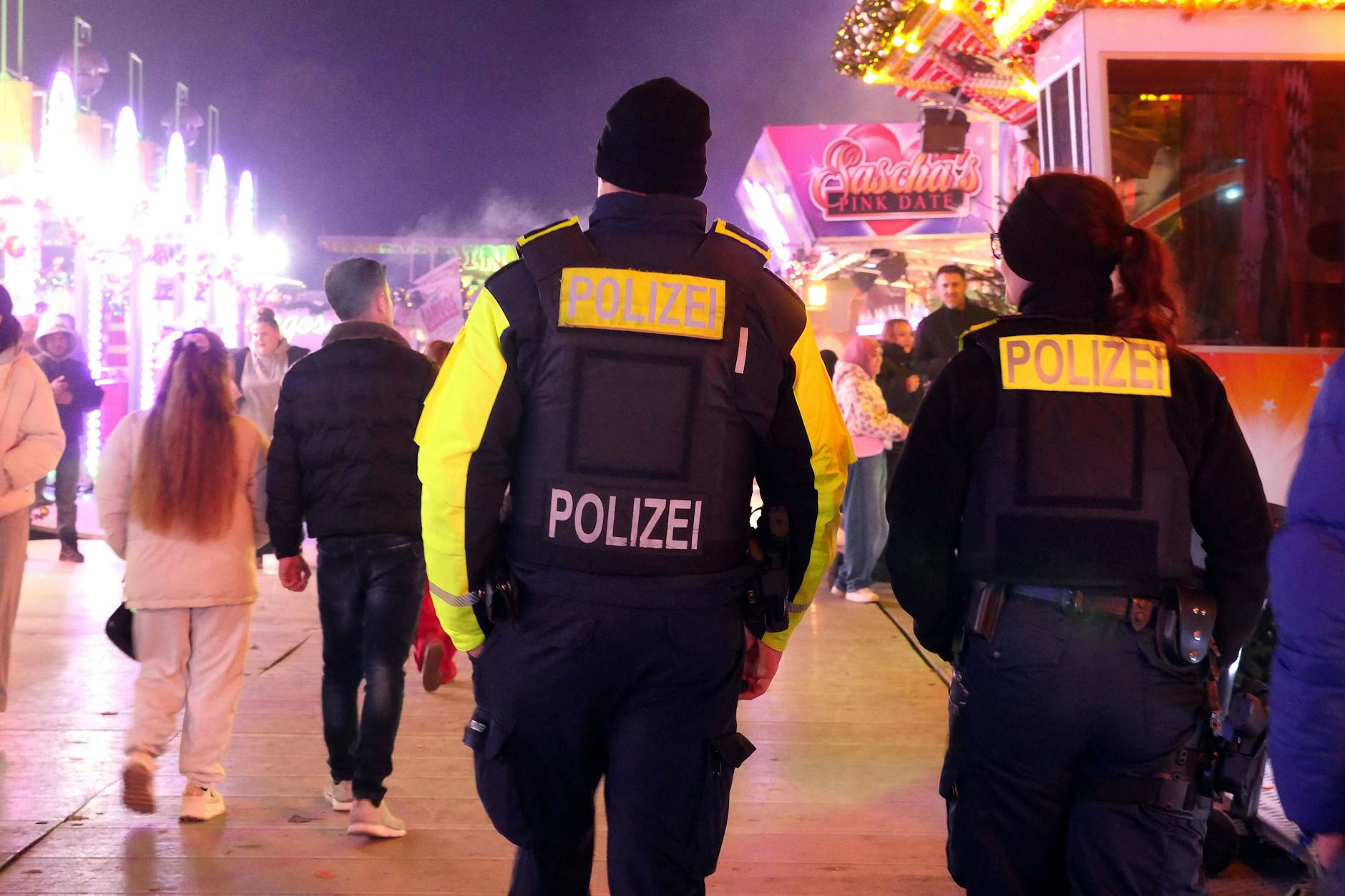 Polizisten auf Streife auf einem Weihnachtsmarkt in Berlin Lichtenberg. Viele Beamte in Berlin haben in den vergangenen Jahren zu wenig Sold bekommen.