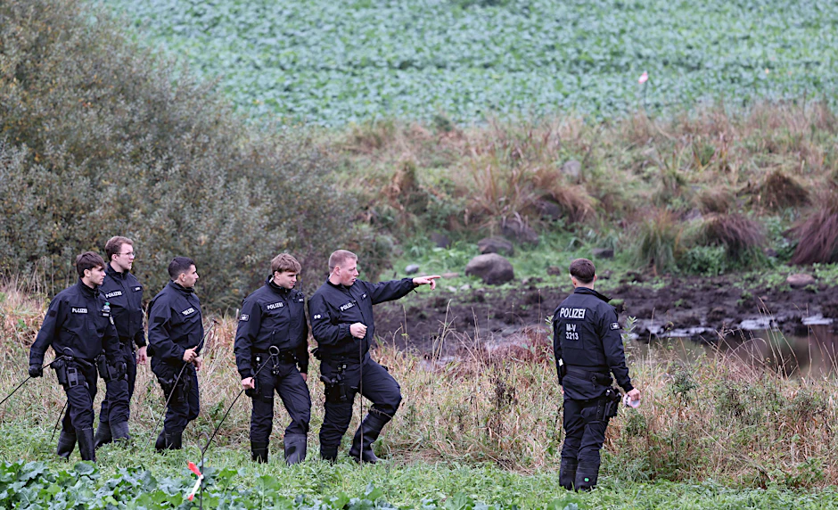 Polizisten durchkämmen das Areal im weiten Umkreis vom Fundort, wo am Vortag Fabians Leiche gefunden wurde