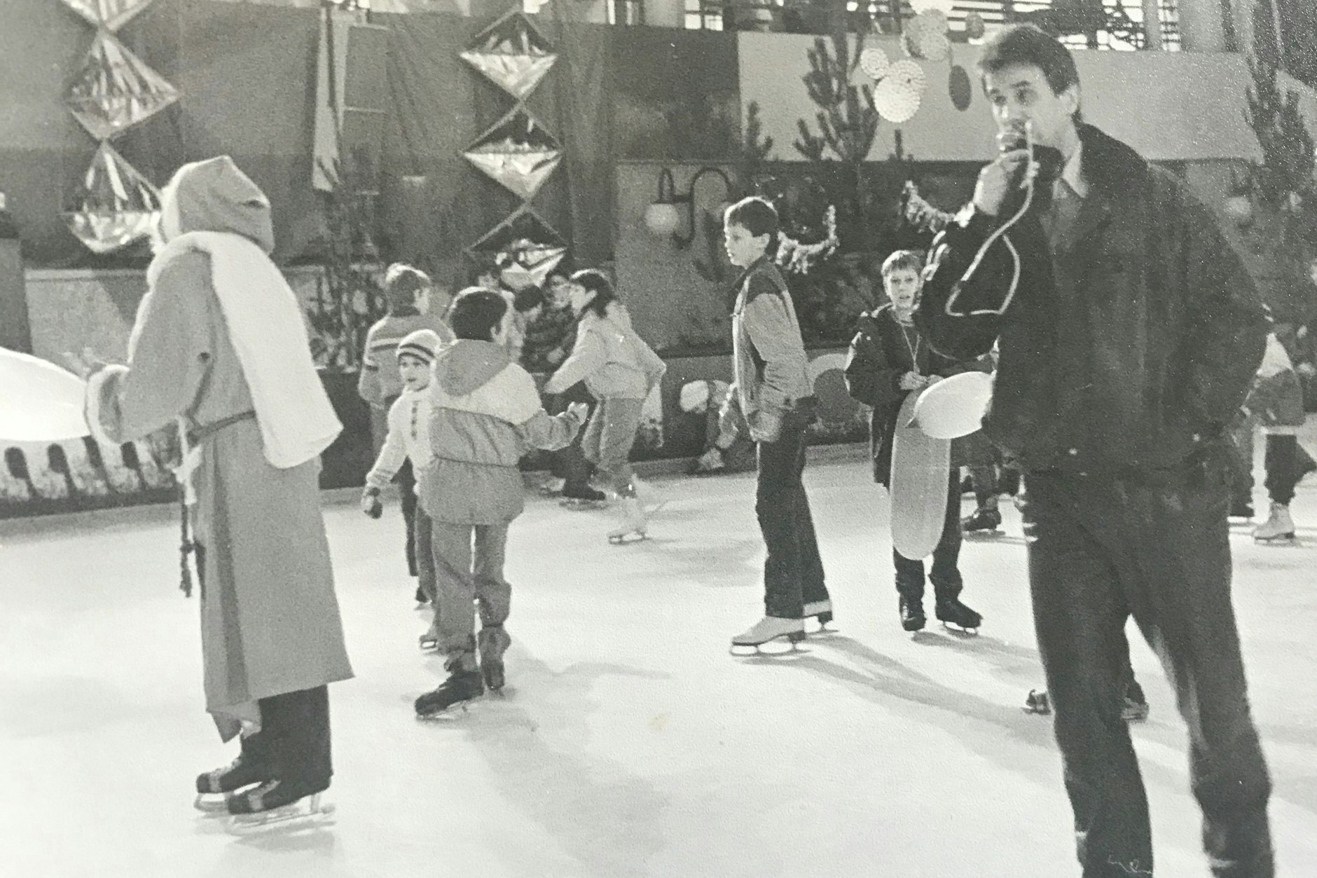 Karl Heinz Wendorff als Moderator bei einer Polar-Disco in der Eishalle des SEZ zur Weihnachtszeit.