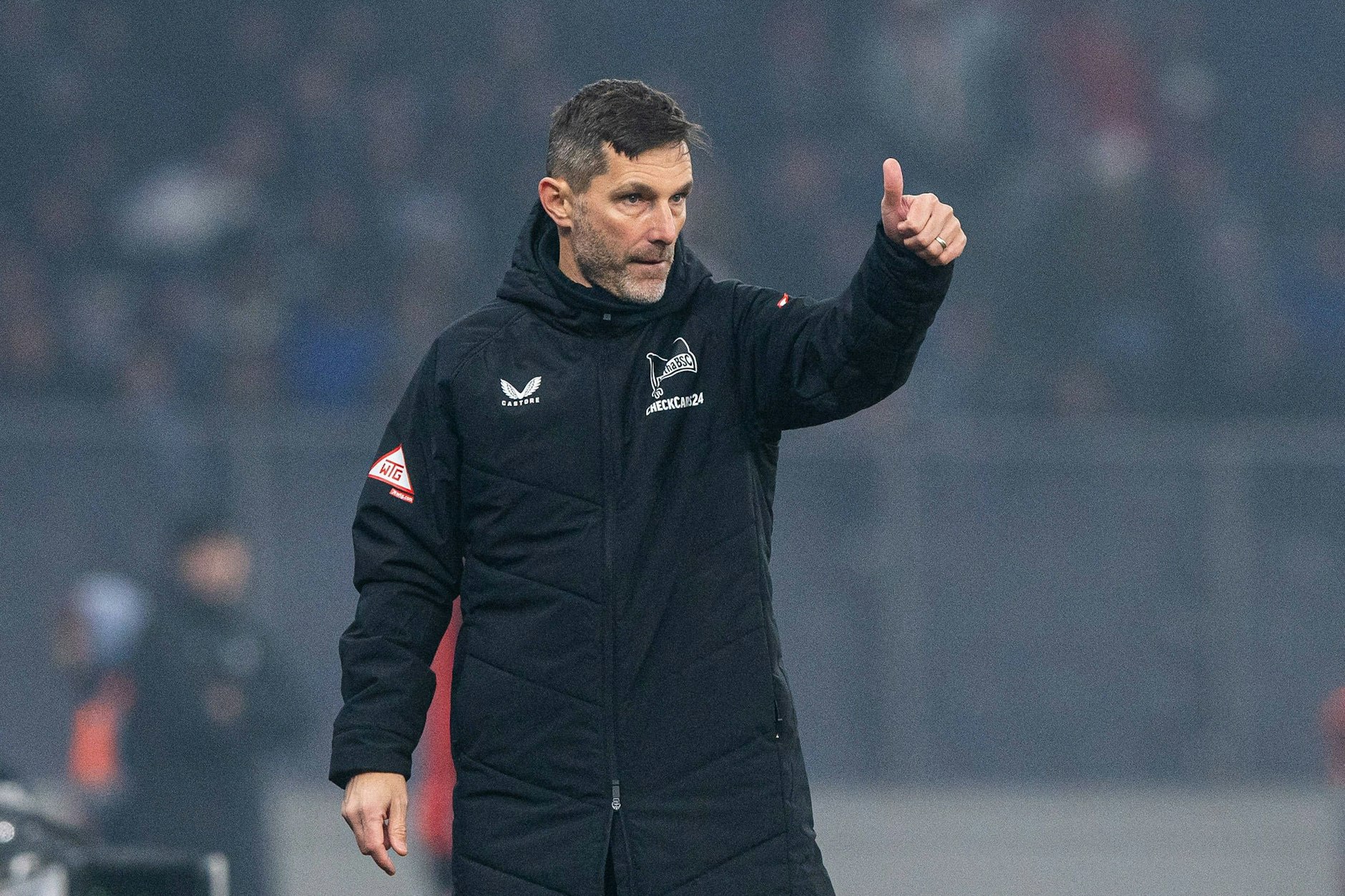 Daumen hoch! Coach Stefan Leitl führt Hertha BSC gerade nach oben in der Tabelle. In einer Statistik ist er selbst schon spitze.
