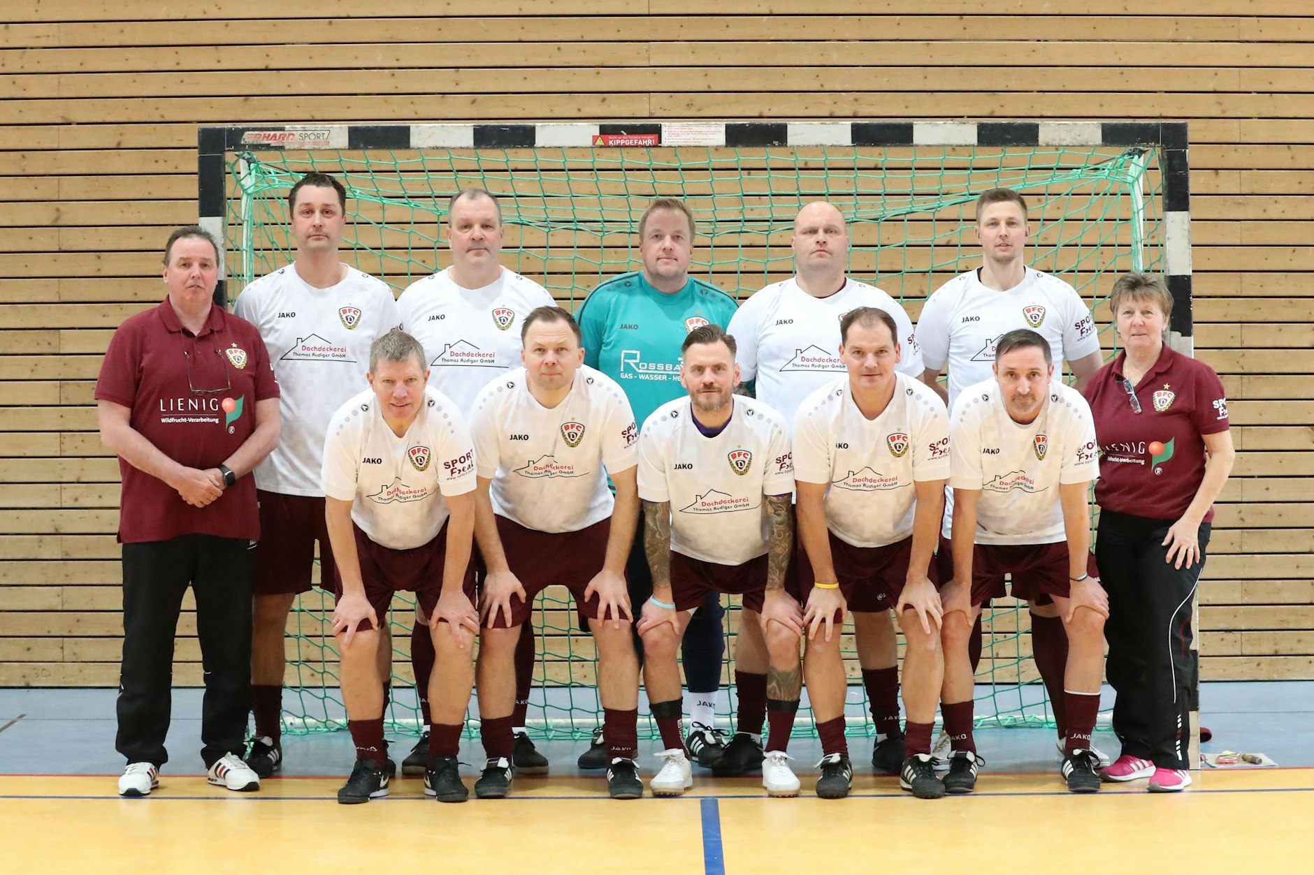 Jörg Fügner (vordere Reihe 1. v. l.) lächelt im Januar 2025 beim Teamfoto der Traditionsmannschaft des BFC Dynamo. Seine Mitstreiter, hintere Reihe v.l.: Norbert Paepke (Teamchef), Jörn Lenz, Nico Hinz, Stefan Malchow, Tino Paepke. Vordere Reihe v.l.: ,Jörg Fügner, Daniel Rauschenbach, Mike Fochler, Jörg Buder, Michael Kuhfahl, Jutta Paepke (Mannschaftsbetreuerin).