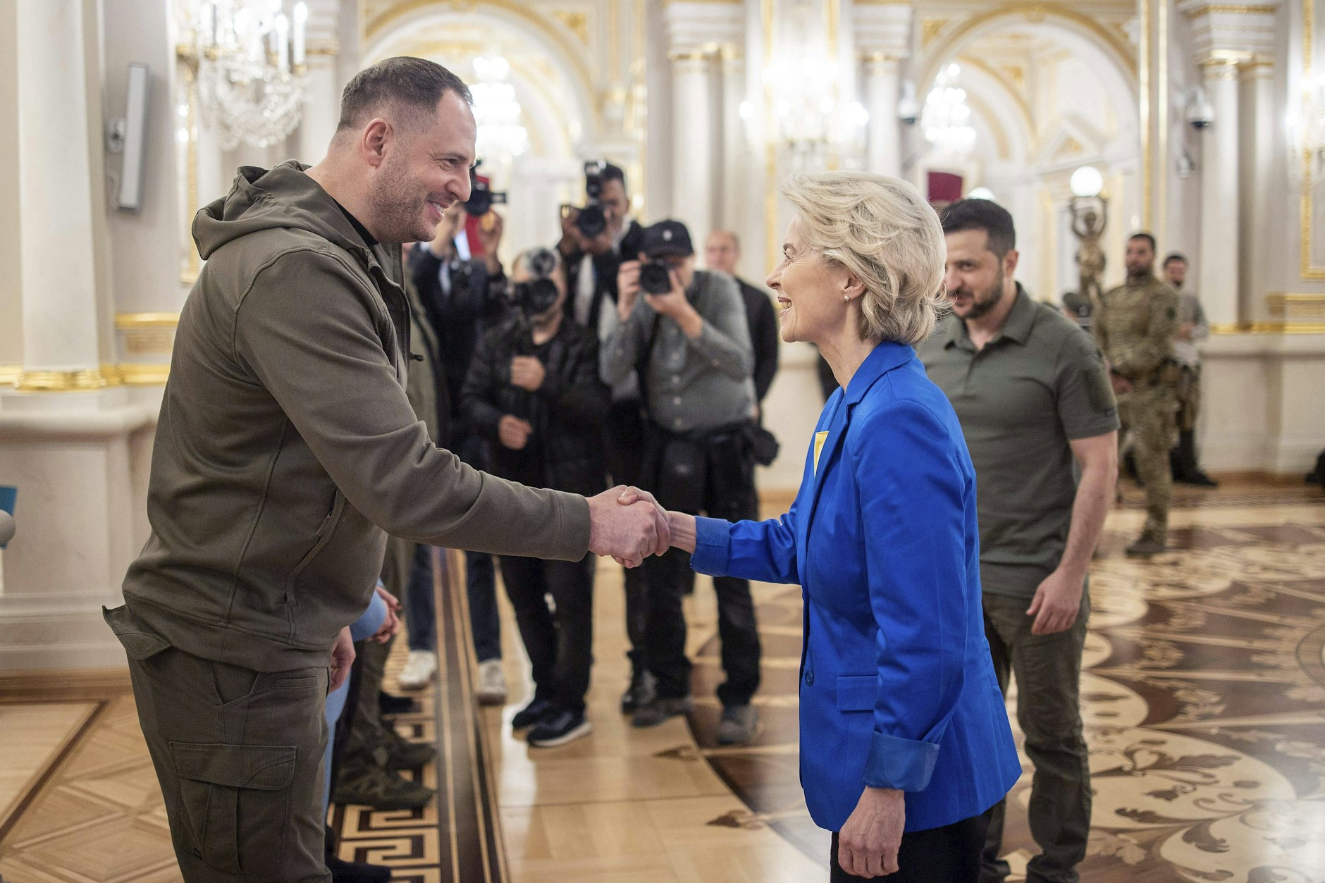 EU-Kommissionspräsidentin Ursula von der Leyen schüttelt dem Leiter des Präsidialamtes der Ukraine, Andrij Jermak, während einer Präsentation im Mariinski-Palast am 15. September 2022 in Kiew die Hand.