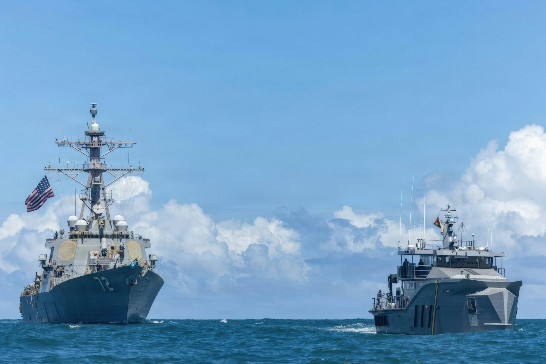 Lenkwaffenzerstörer USS Winston S. Churchill(links) vor Venezuela, rechts ein Patrouillenboot