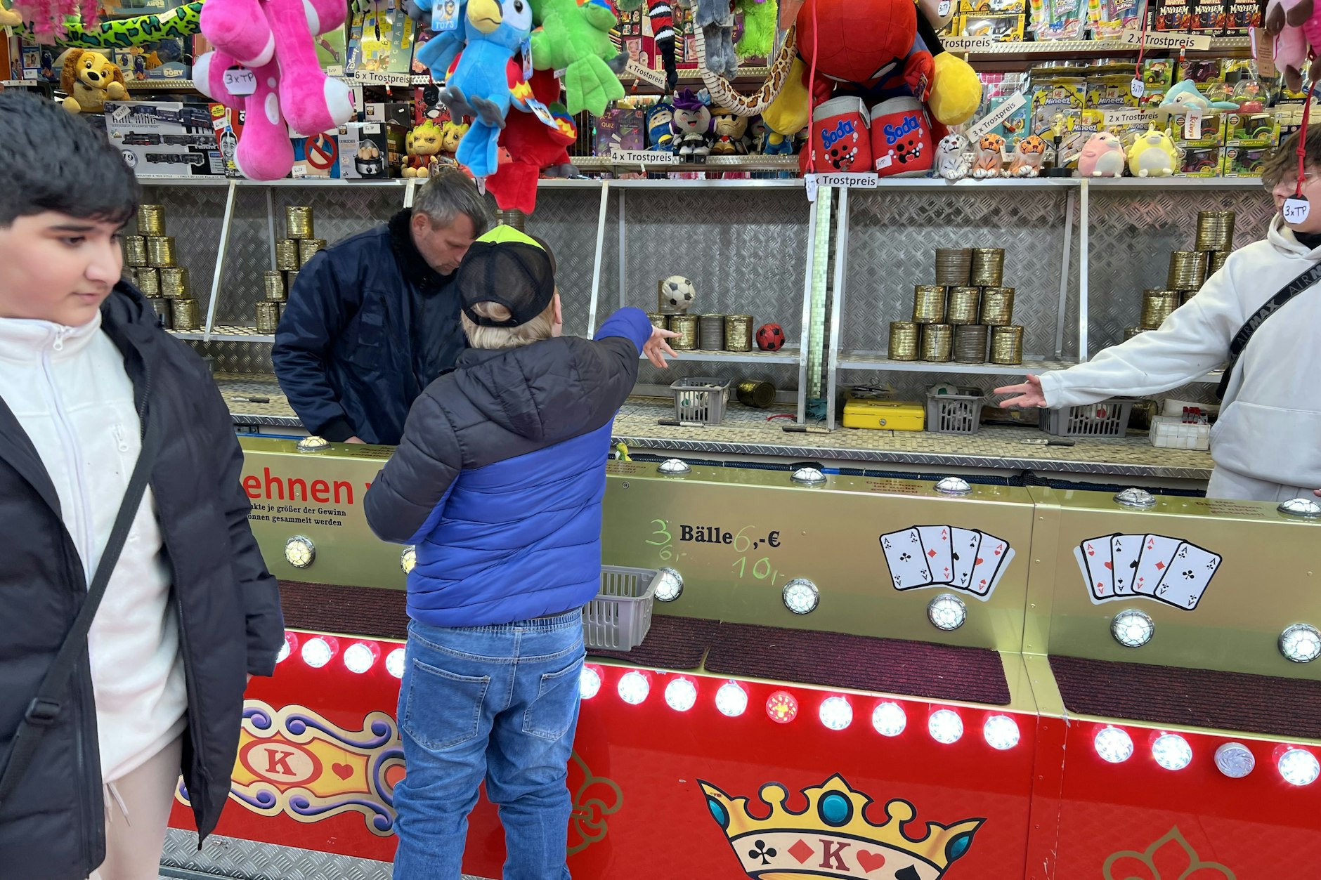 Drei Versuche kosten beim Dosenwerfen sechs Euro, also zwei pro Wurf.