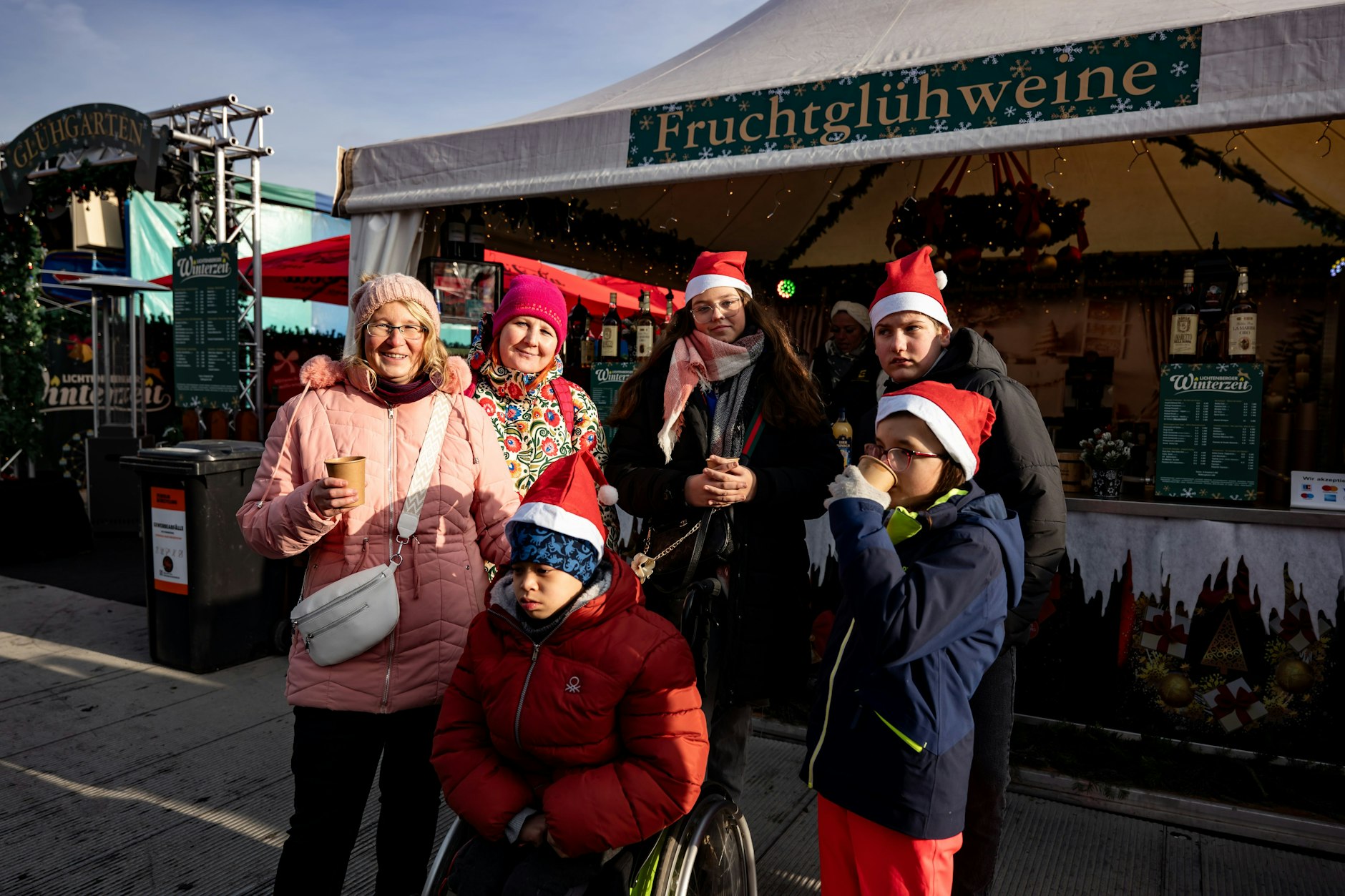 Die Gruppe der Stephanus-Schule genießt den kostenlosen Kinderpunsch.