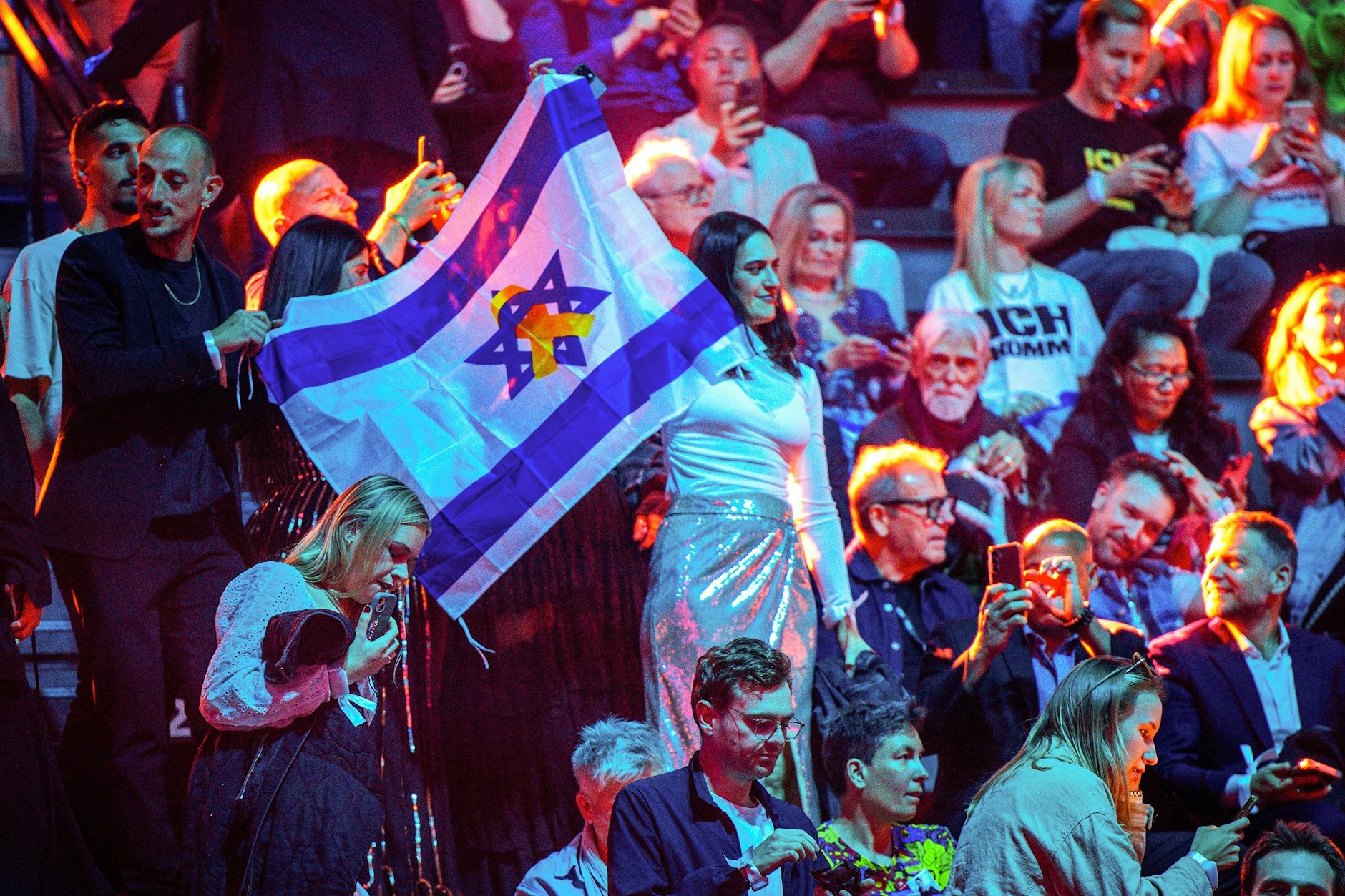Mai 2025: Musikfans der Teilnehmerin aus Israel stehen mit der israelischen Fahne vor dem zweiten Halbfinale des 69. Eurovision Song Contests in der St. Jakobshalle.