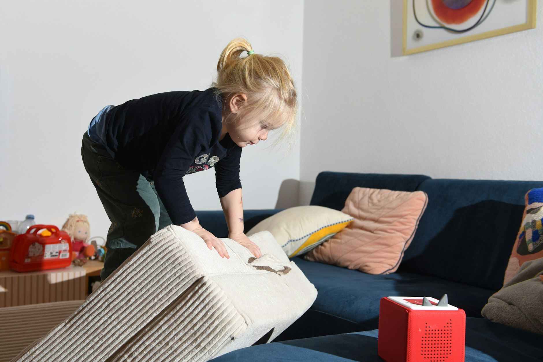Louisa ist ein aufgewecktes Mädchen mit unbändigem Bewegungsdrang, auch das ist ein Symptom der Erkrankung.