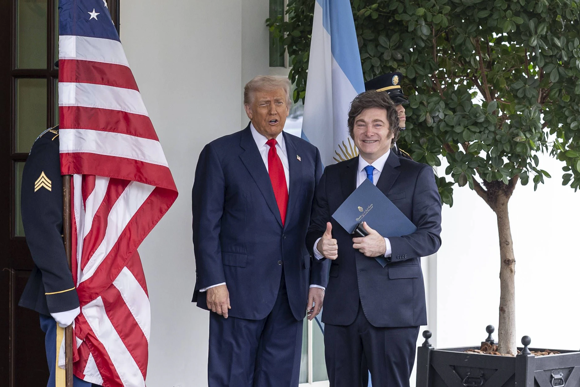 Auf der Suche nach westlichen Investoren: Argentiniens Staatschef Javier Milei (r.) mit US-Präsident Donald Trump, Mitte Oktober in Washington