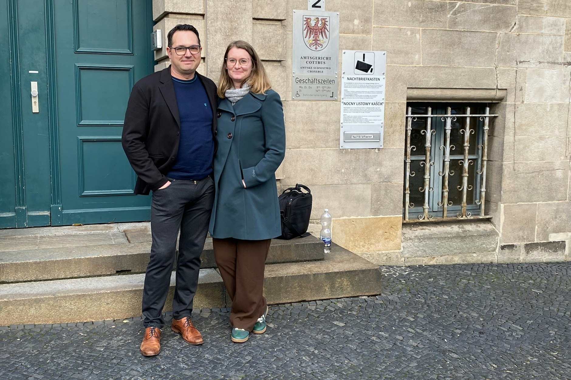 Jasmin und Robert Mietzner kämpfen am Landgericht Cottbus um das Recht, zu ihrem Haus zu fahren.