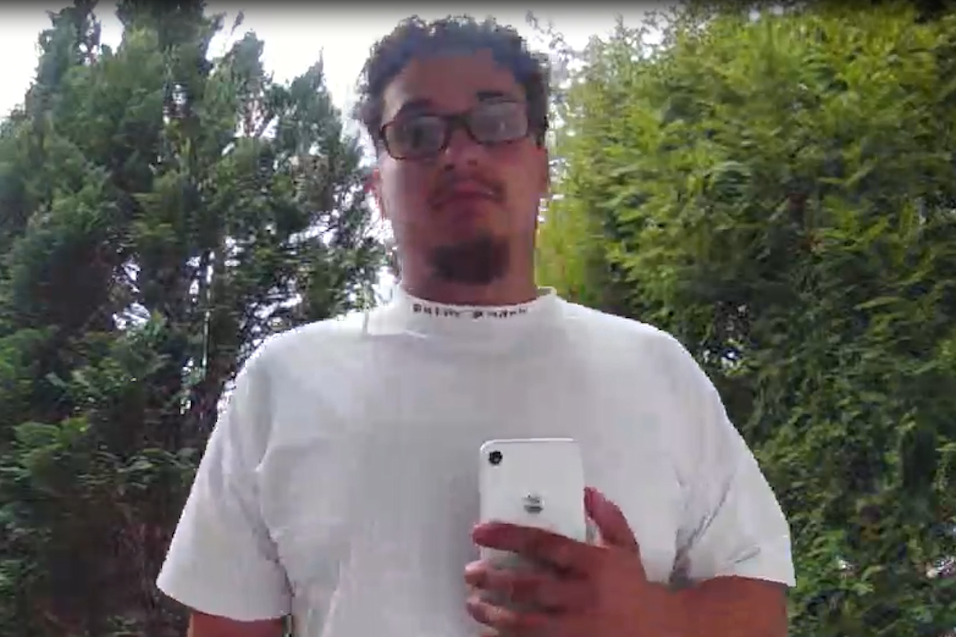 Die Polizei Berlin sucht diesen Mann. Er soll mithilfe eines Komplizen Senioren als falscher Polizist ausgetrickst haben.