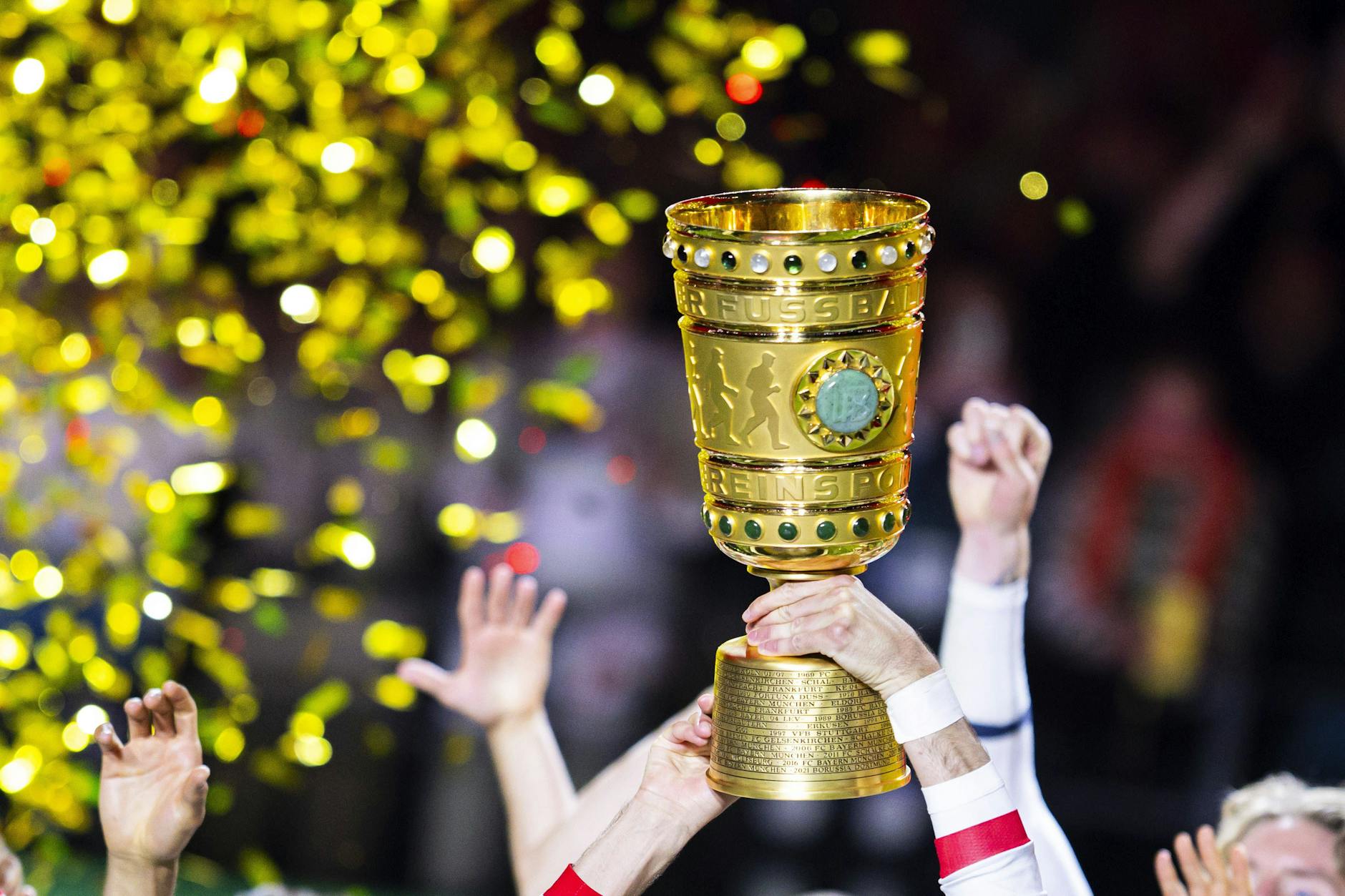 In diesem Pott stecken Millionen Euros. Der DFB-Pokalsieger macht richtig Kasse und spielt dazu noch in der Europa League.