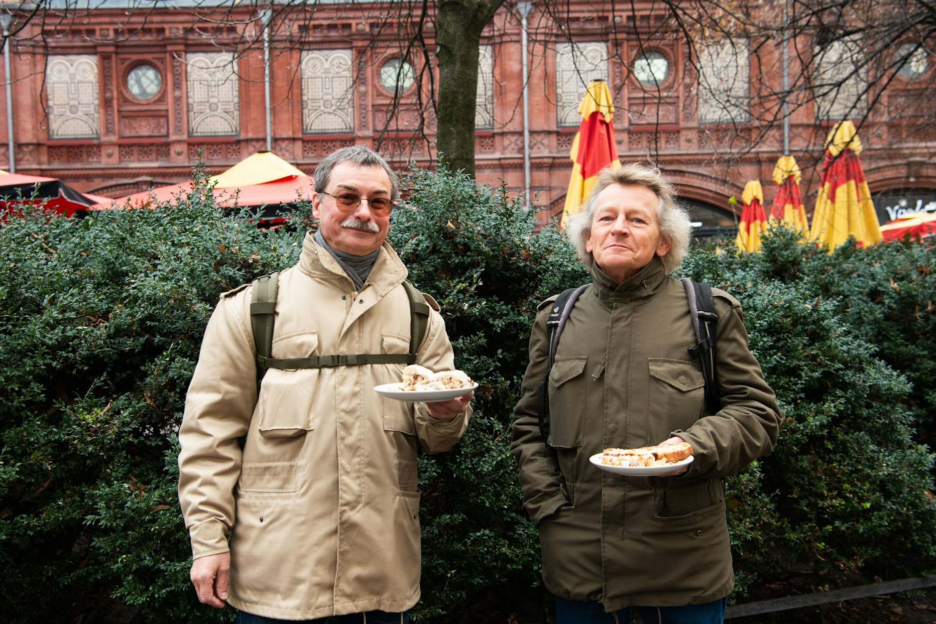 Henrik K. (64) aus Berlin-Hohenschönhausen und Sören B. (64) aus Berlin-Treptow haben nicht den gleichen Stollen-Geschmack.