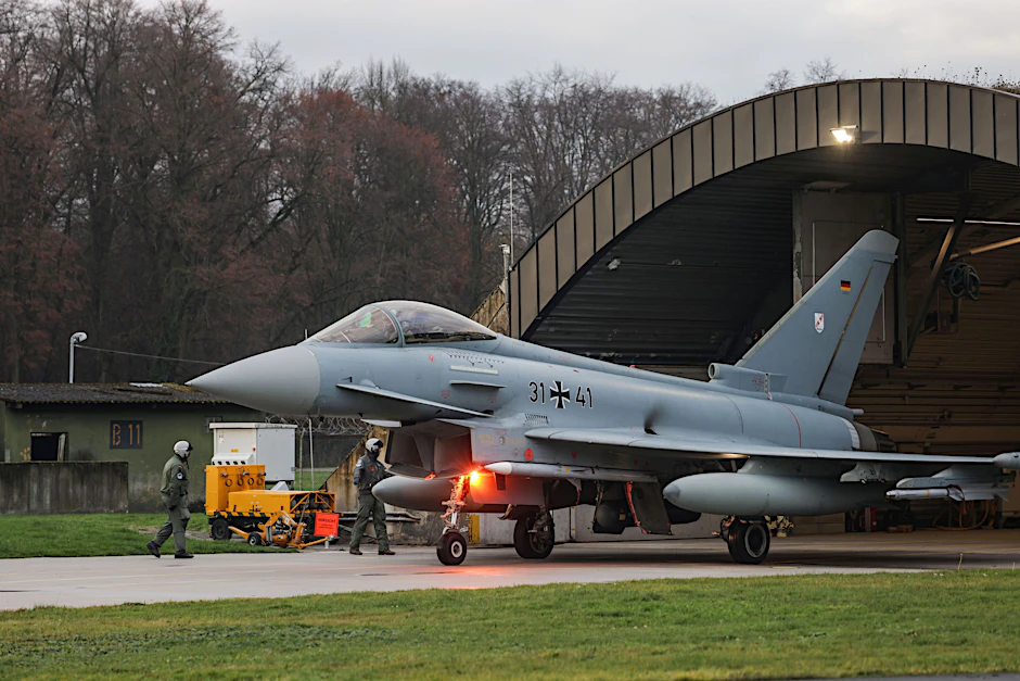 Ein Eurofighter der Luftwaffe rollt zur Startbahn auf dem Fliegerhorst in Nörvenich.