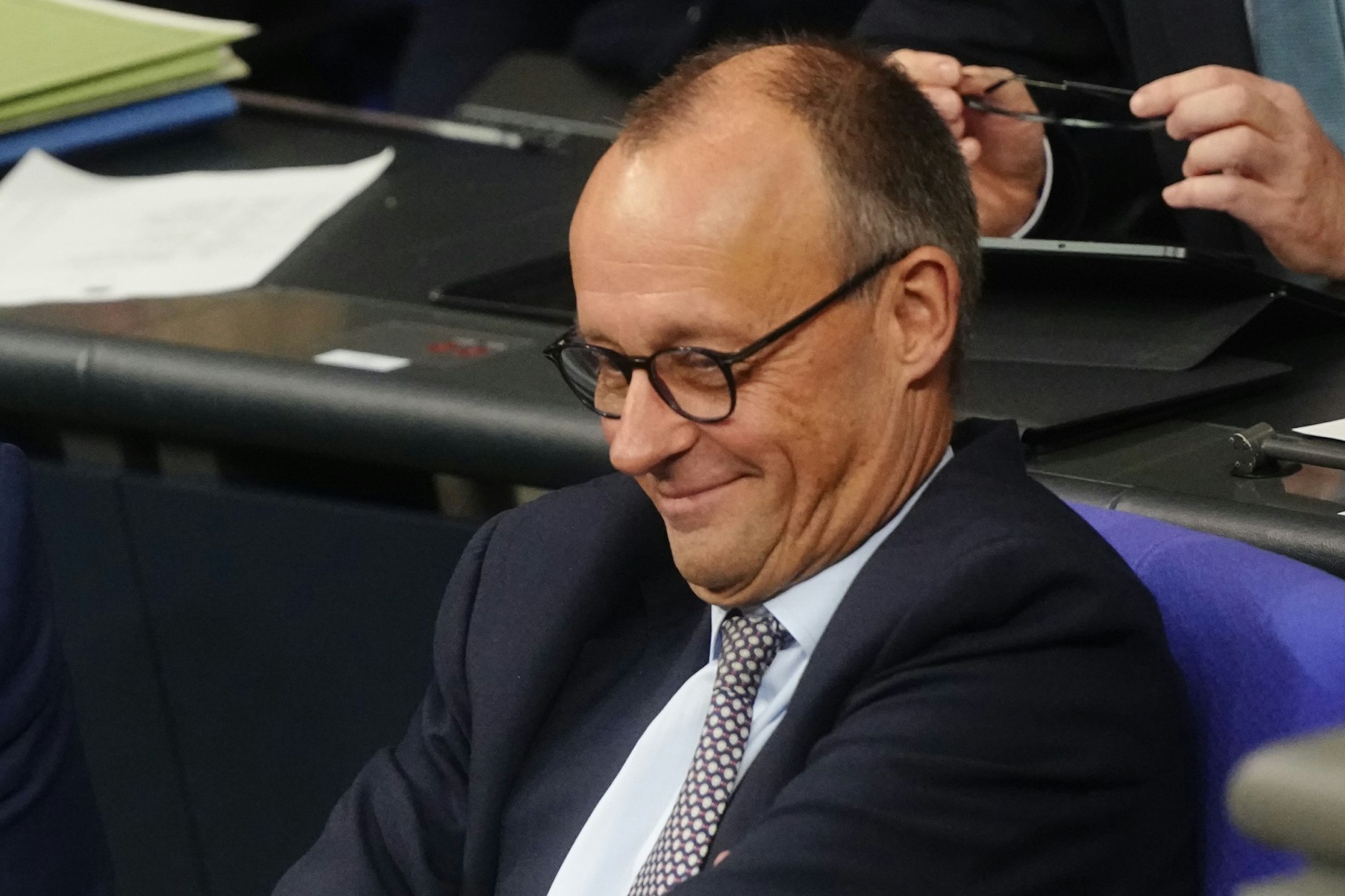 Bundeskanzler Friedrich Merz (CDU) während der Sitzung des Bundestags.