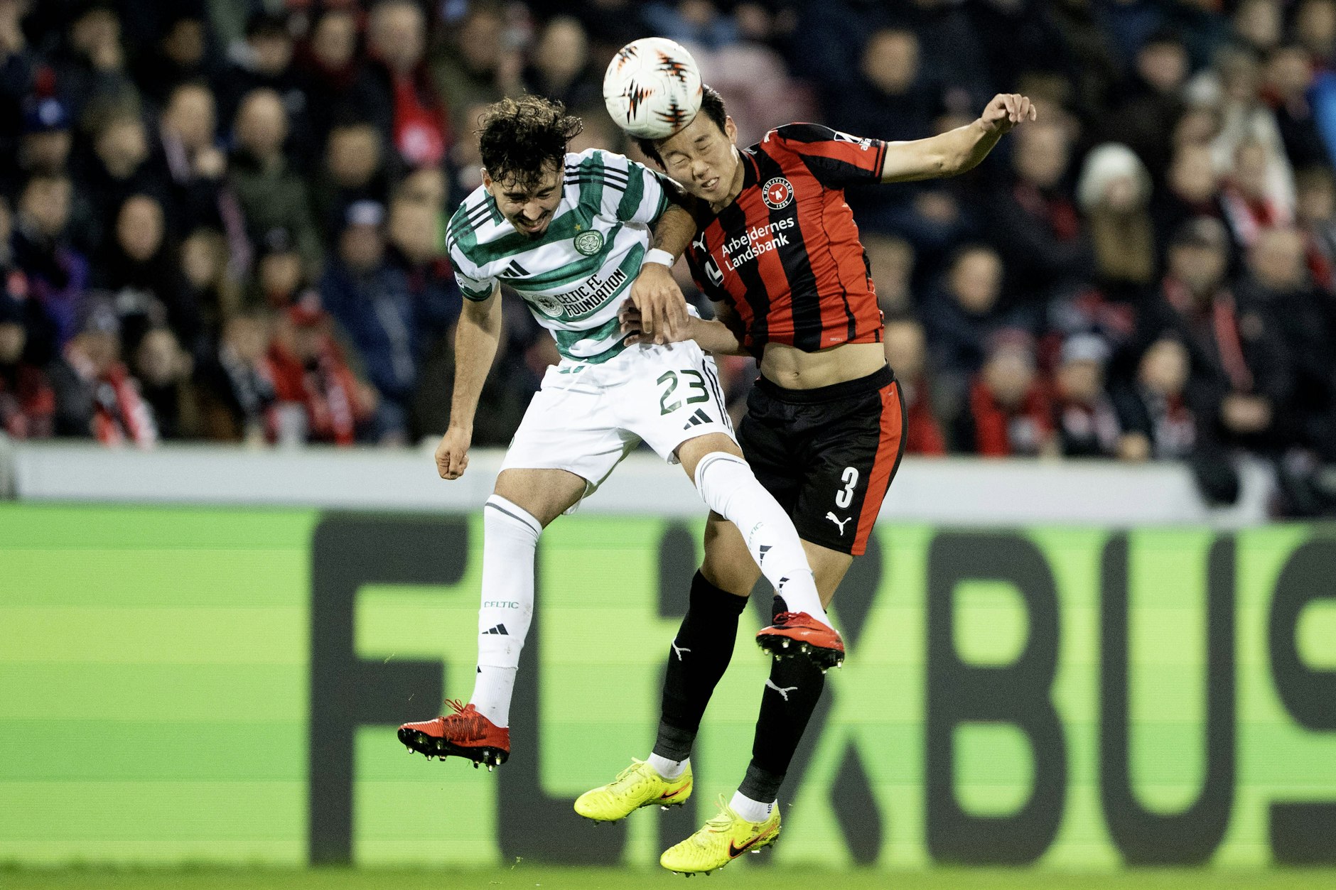 Midtyllands Han-beom Lee im Kopfballduell mit Celtic Glasgows Sebastian Tounekti während der Europa -League-Party beider Klubs.
