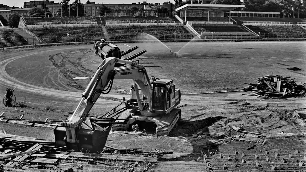 Der Abriss des Stadions der Weltjugend: So ähnlich dürften die Abrissarbeiten auch bald im Jahnstadion aussehen.