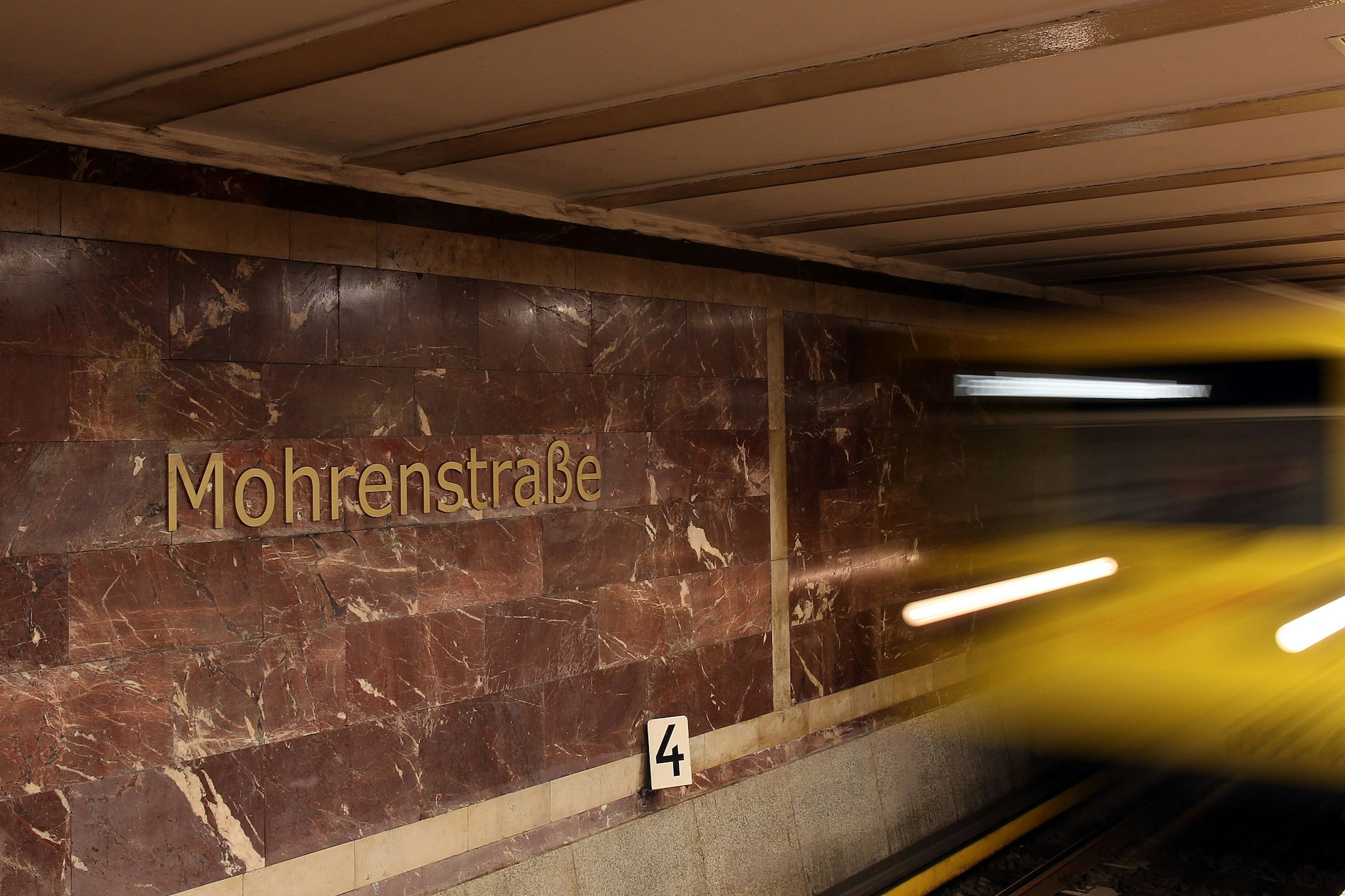 Da ist sie immer noch: Züge der U2 fahren in den U-Bahnhof ein, der hier immer noch Mohrenstraße heißt.