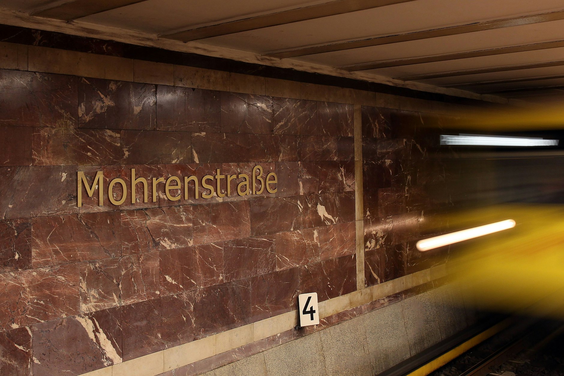 Namenschaos: Bei der BVG gibt es weiter den U-Bahnhof Mohrenstraße