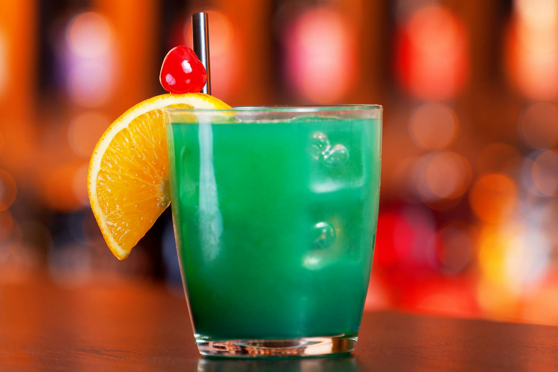 Blue Curaçao und Orangensaft wurden auf jeder Party in der DDR zum Cocktail Grüne Wiese.