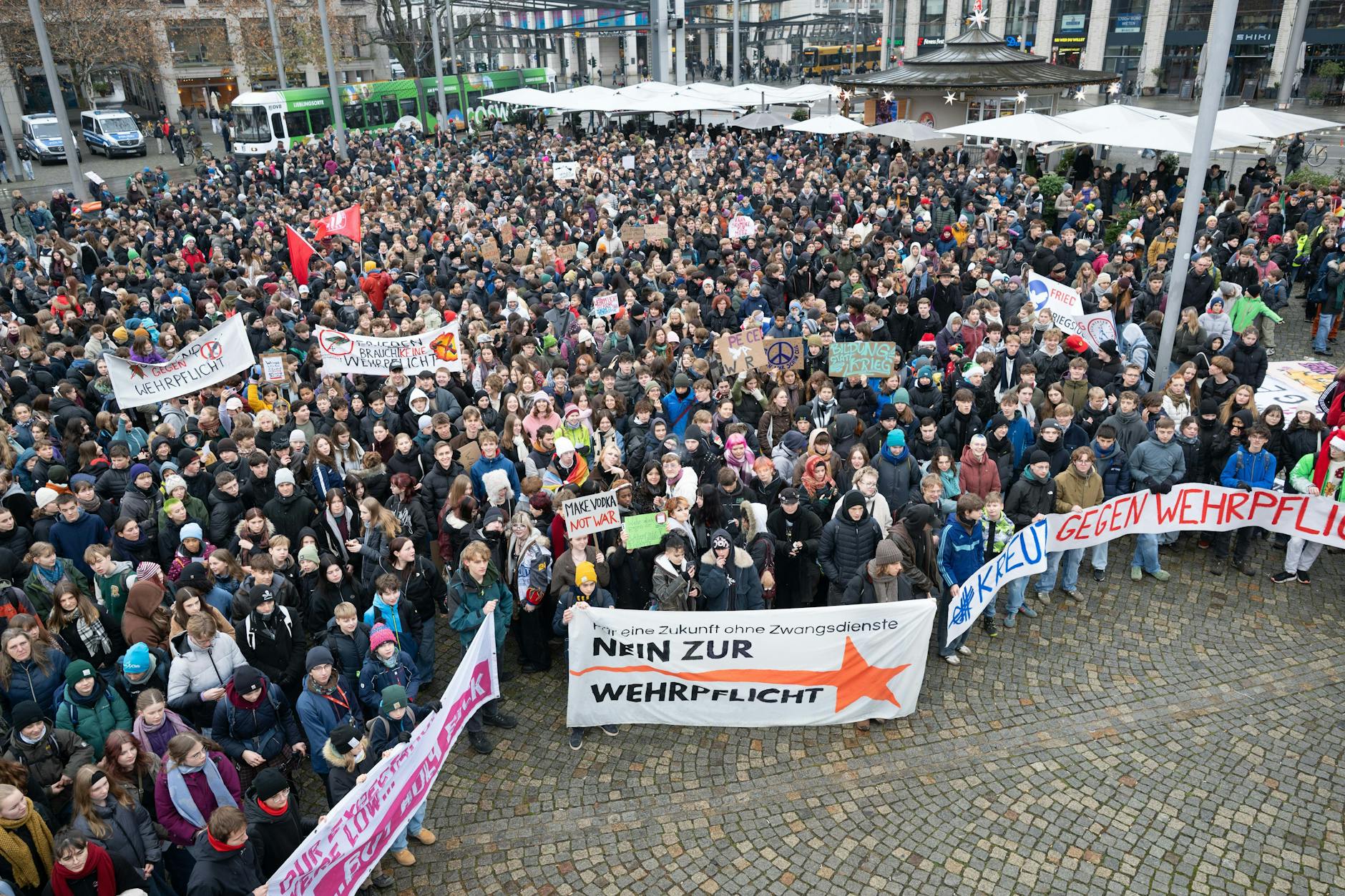 In Dresden beteiligten sich Hunderte Schüler am Schulstreik gegen die Wiedereinführung der Wehrpflicht.