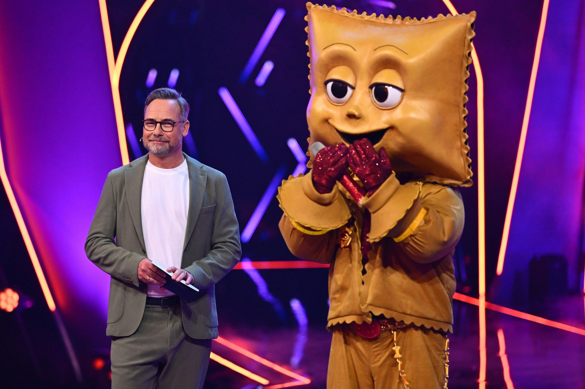 Welche Stars stecken bei „Masked Singer“ unter den Masken, etwa beim Ravioli? Das wissen nur wenige Menschen - aber Moderator Matthias Opdenhövel hat den Durchblick.