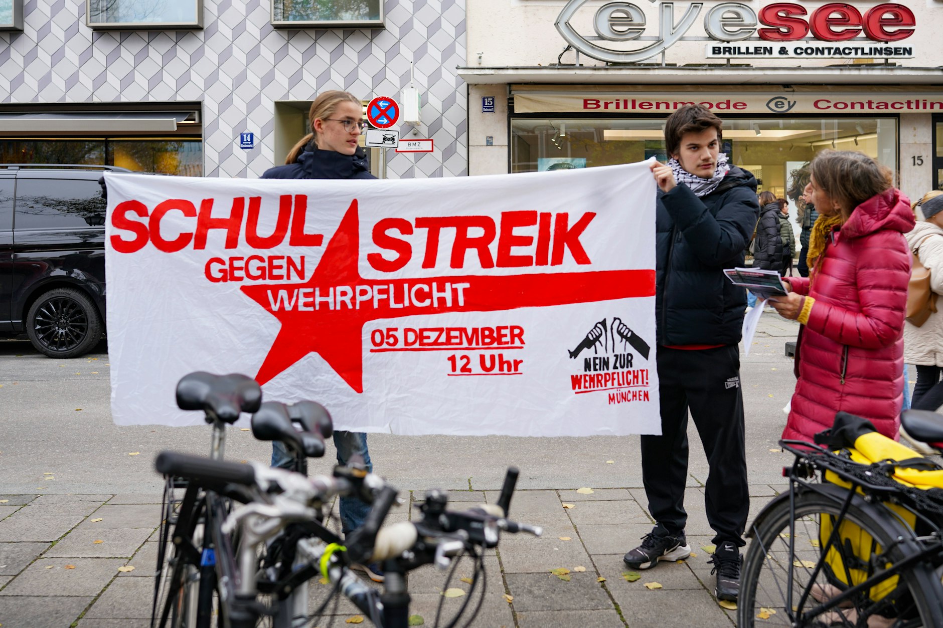 In vielen Städten wie hier in München, aber auch in Berlin, beginnt die Demonstrationen gegen die Wehrpflicht um 12 Uhr.