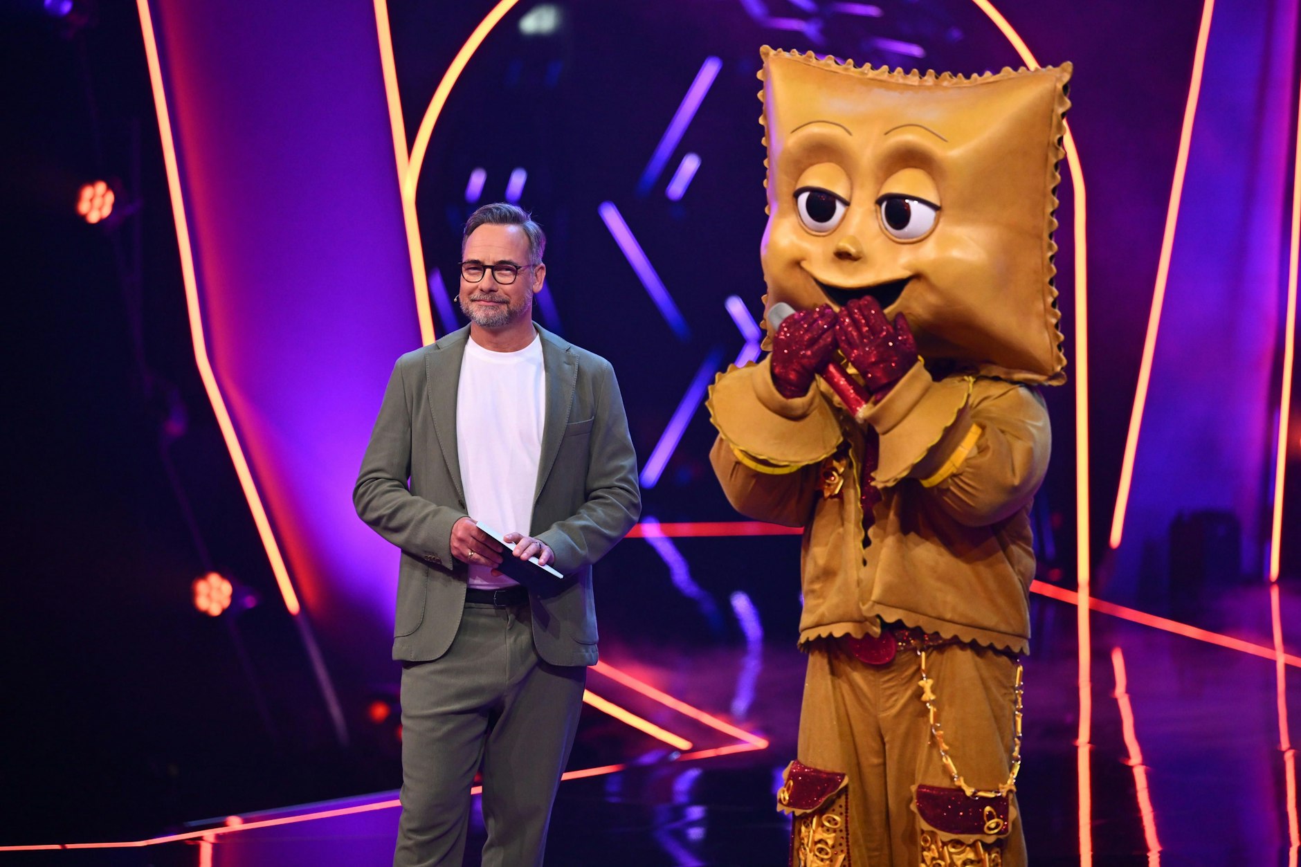 Matthias Opdenhövel mit Ravioli auf der Bühne von „Masked Singer“. Der Moderator kennt die Namen der Stars - und weiß sicherlich, dass Pietro Lombardi unter der Maske steckt.