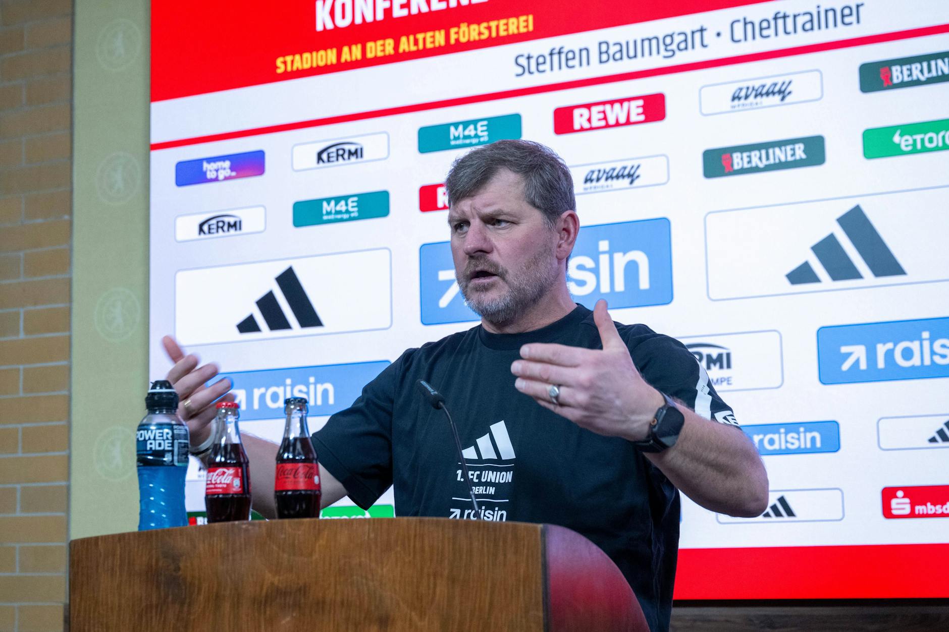 Trainer Steffen Baumgart erklärt am Freitag seinen Plan für die Partie in Wolfsburg.