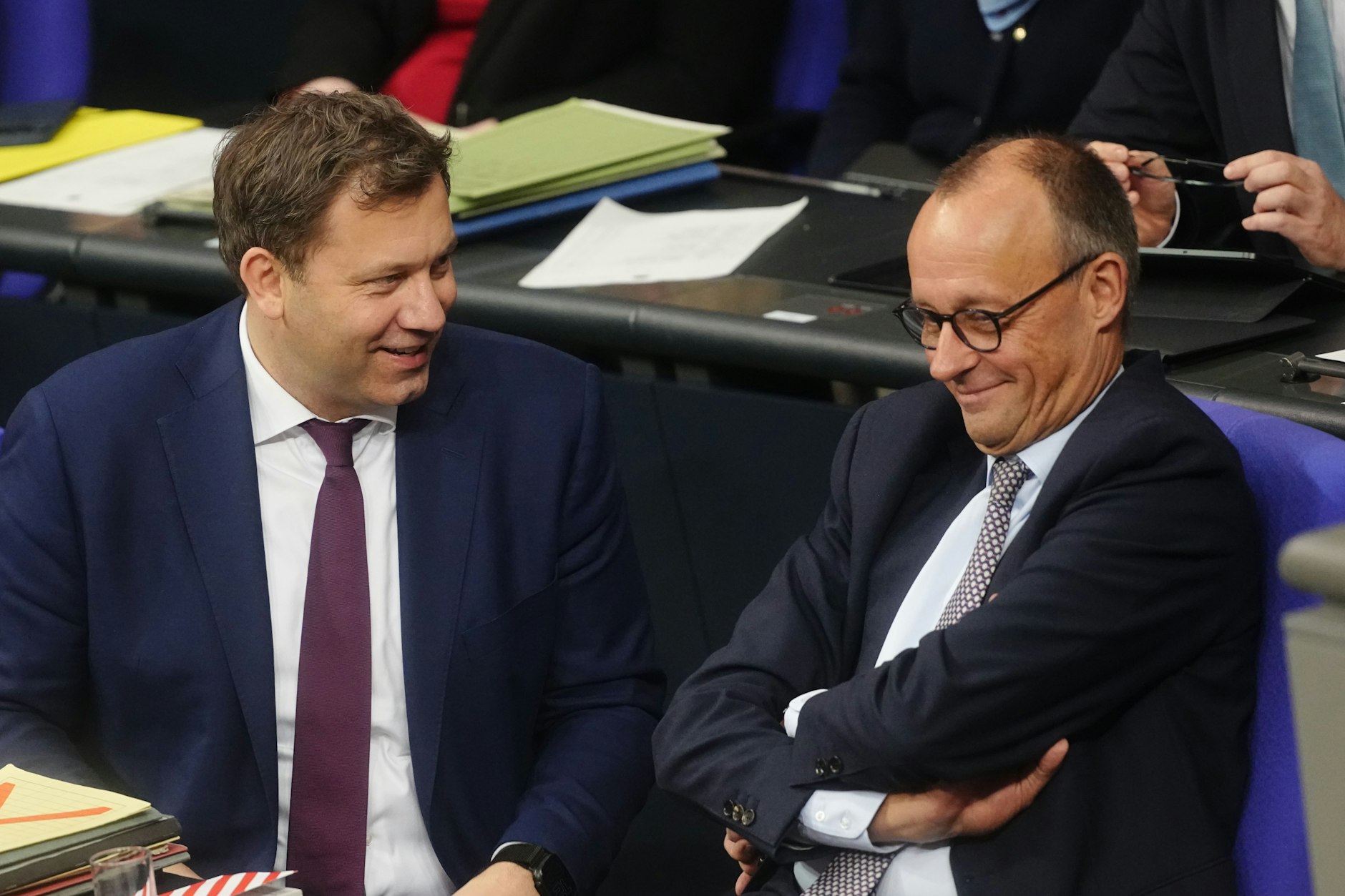 Lars Klingbeil (SPD, l.), Bundesminister der Finanzen, und Bundeskanzler Friedrich Merz (CDU) gaben sich im Bundestag siegessicher.