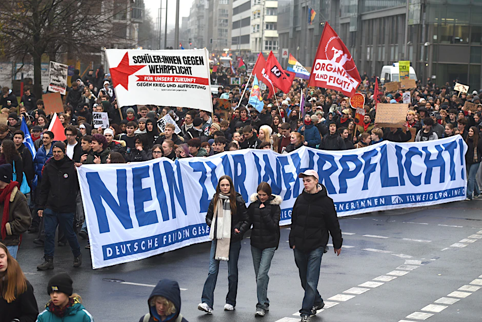 Tausende Schüler gingen in Berlin auf die Straße, um gegen die Wehrpflicht und Zwangsmusterung zu demonstrieren.