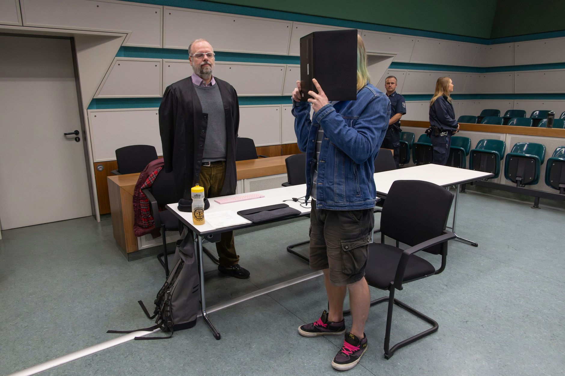 Der Angeklagte versteckte sich im Gerichtssaal hinter einem Aktenordner. 