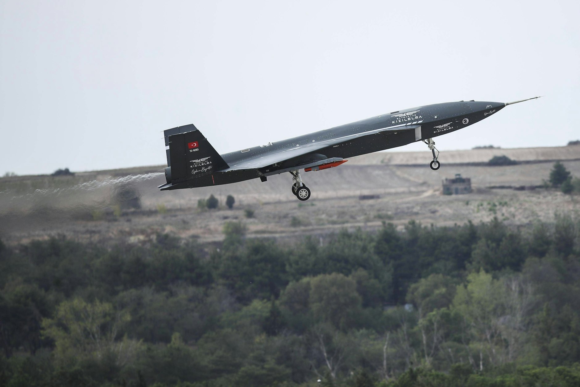 Eine türkische Drohne des Typs Bayraktar Kızılelma beim Start
