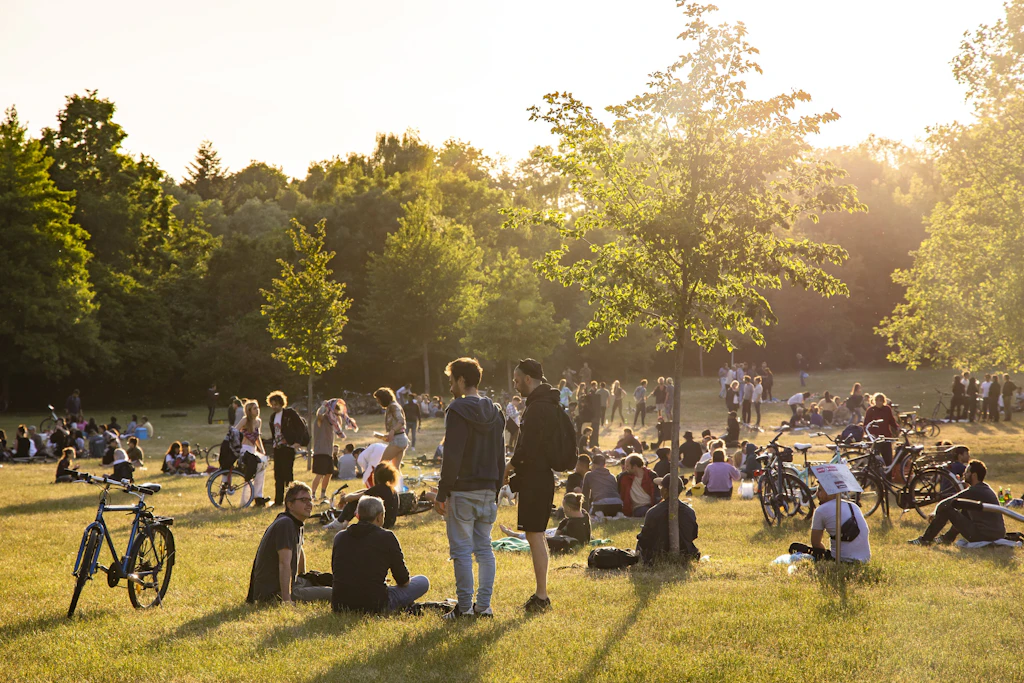 Menschen genießen einen Sommertag in Berlin.