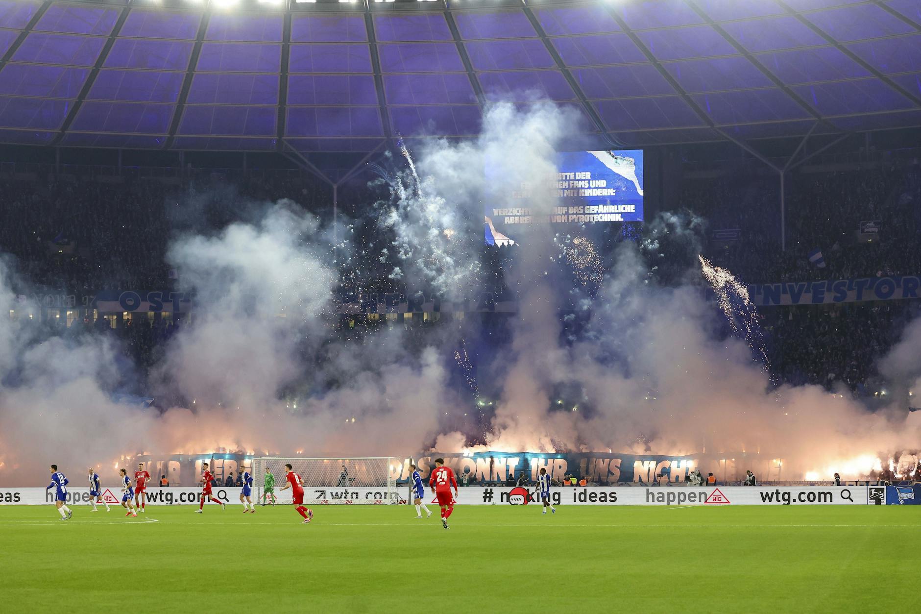 Pyrotechnik im Fußballstadion ist bisher verboten. Doch die Fans setzen sich seit Jahren dafür ein, dass kontrolliertes Abbrennen als Choreografie-Element in den Kurven legalisiert wird,