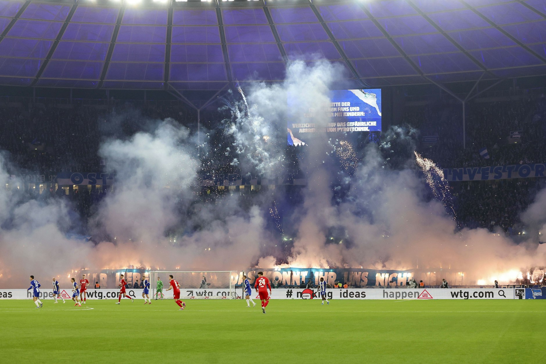 Pyrotechnik im Fußballstadion ist bisher verboten. Doch die Fans setzen sich seit Jahren dafür ein, dass kontrolliertes Abbrennen als Choreografie-Element in den Kurven legalisiert wird, 
