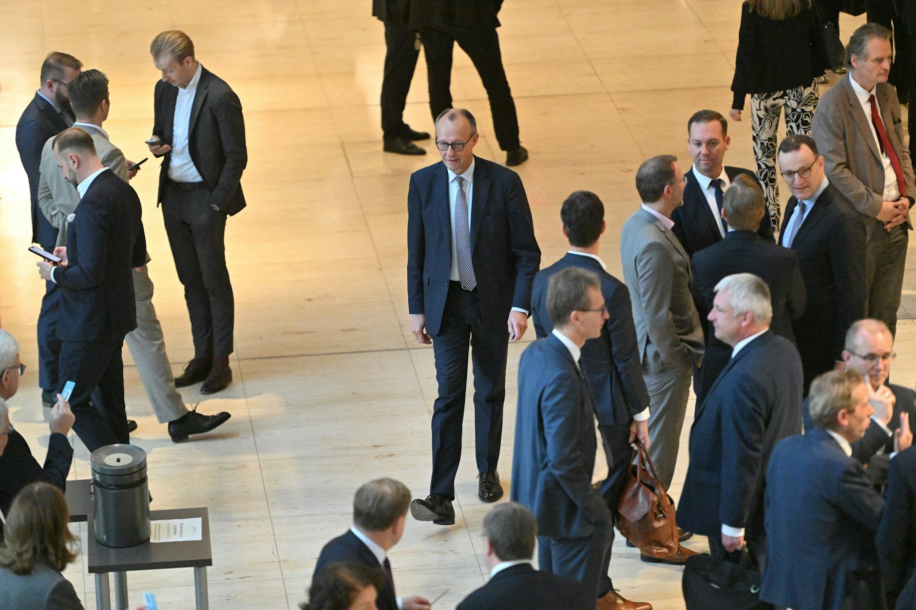 Bundeskanzler Friedrich Merz geht im Bundestag zur namentlichen Abstimmung über das Rentenpaket.
