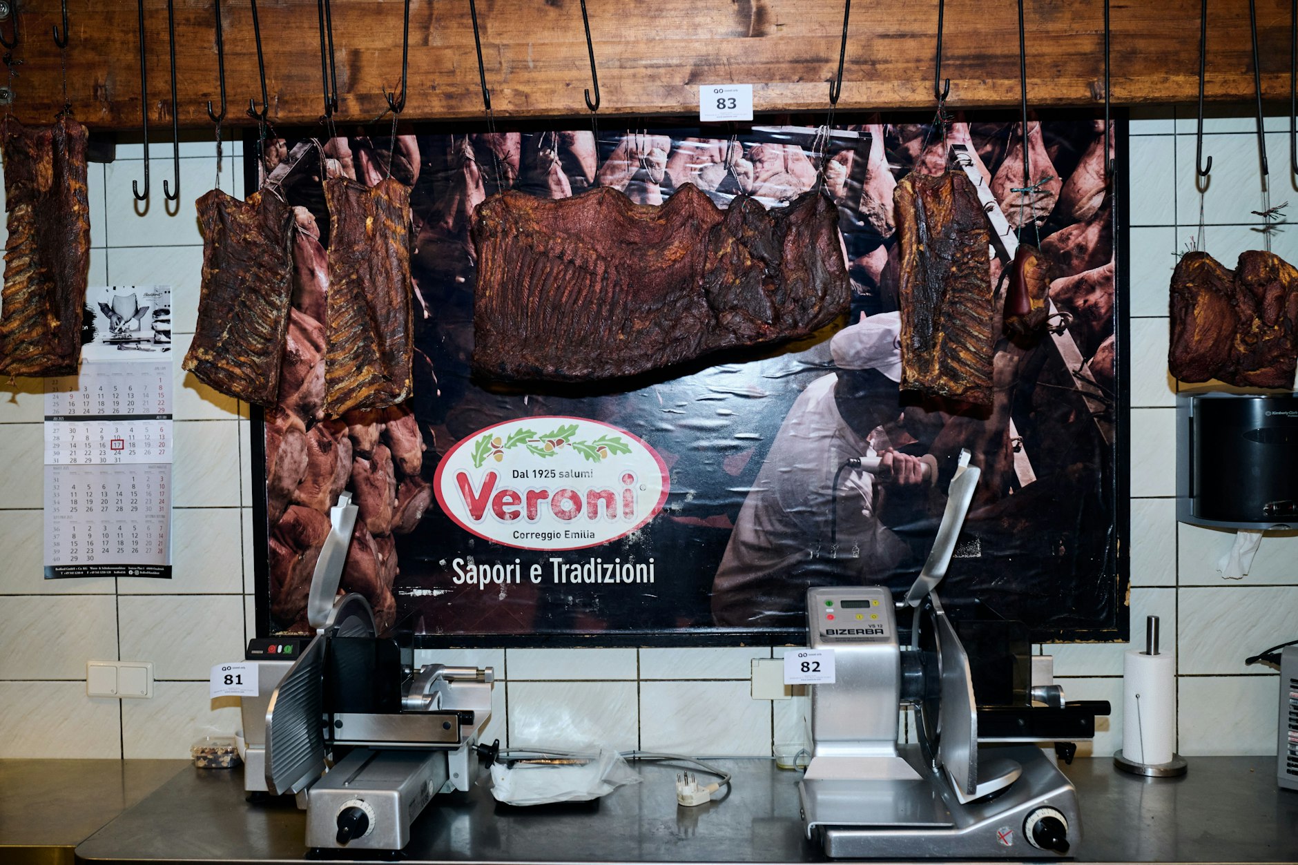 Auch das Räucherfleisch des Berliner Feinkostladens Rogacki wird versteigert. Bis zum 8. Dezember kann auf das Inventar geboten werden. 