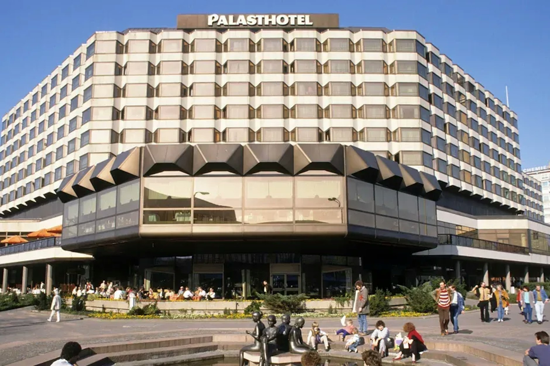 Das Palasthotel wurde sogar noch einmal renoviert, bevor es abgerissen wurde.